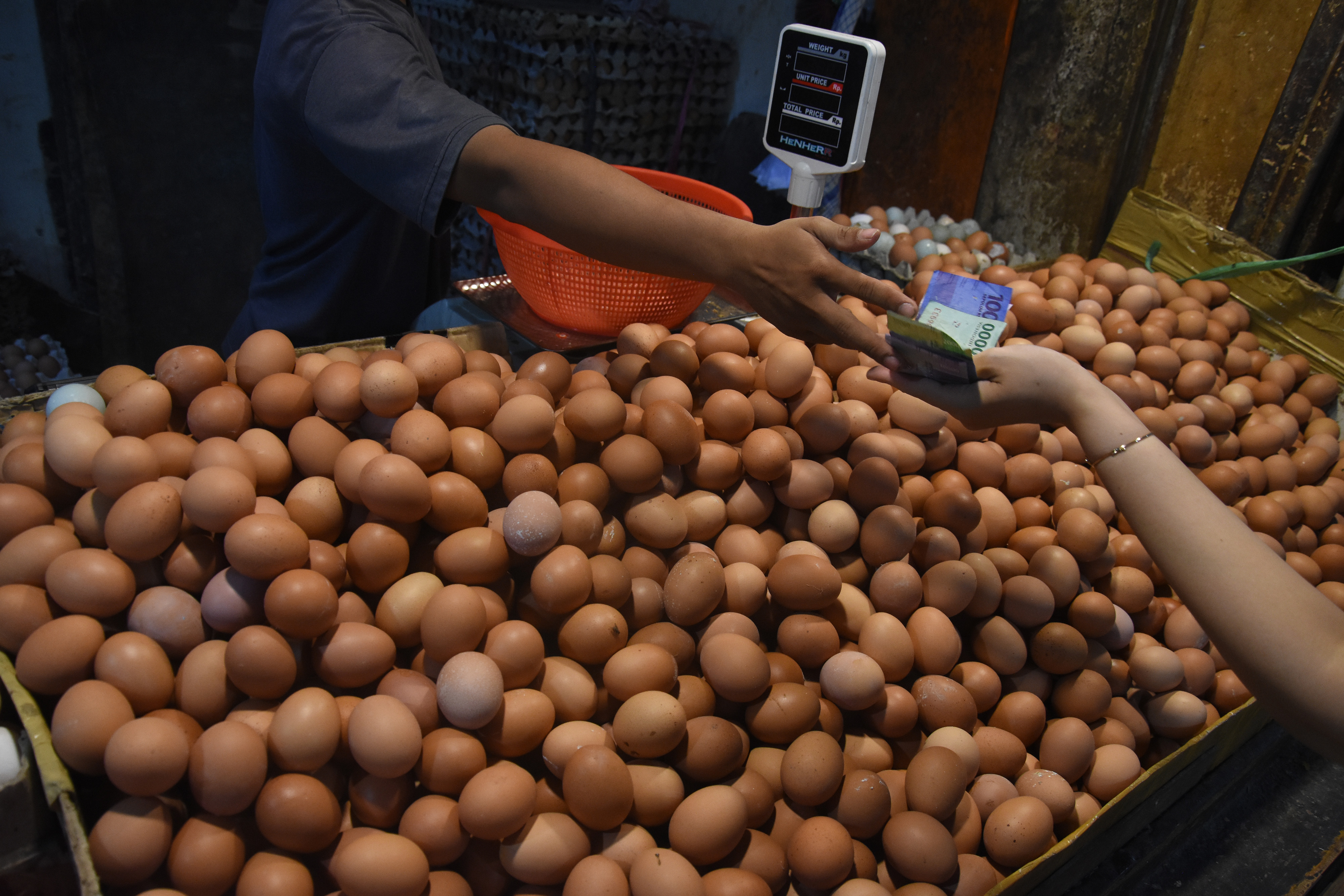 Warga membeli telur ayam di Pasar Kebayoran Lama, Jakarta.