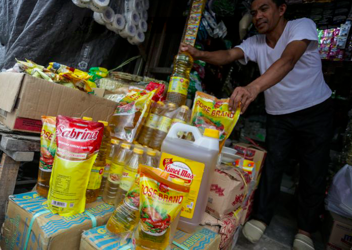 Pedagang menata minyak goreng yang dijual di Pasar Besar, Palangkaraya, Kalimantan Tengah.