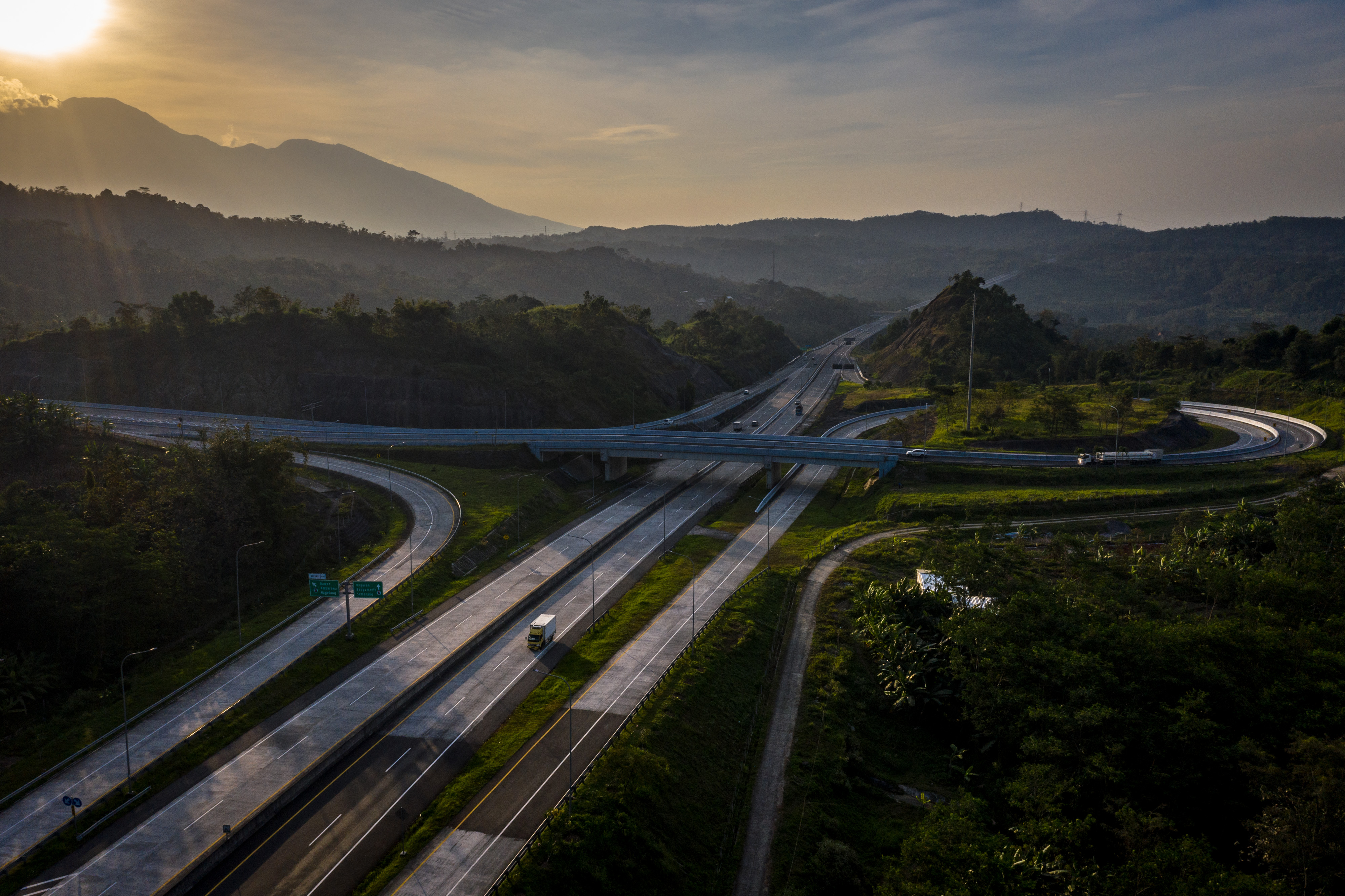 Foto udara suasana mobilitas kendaraan di ruas Jalan Tol Semarang-Solo, Jawa Tengah.
