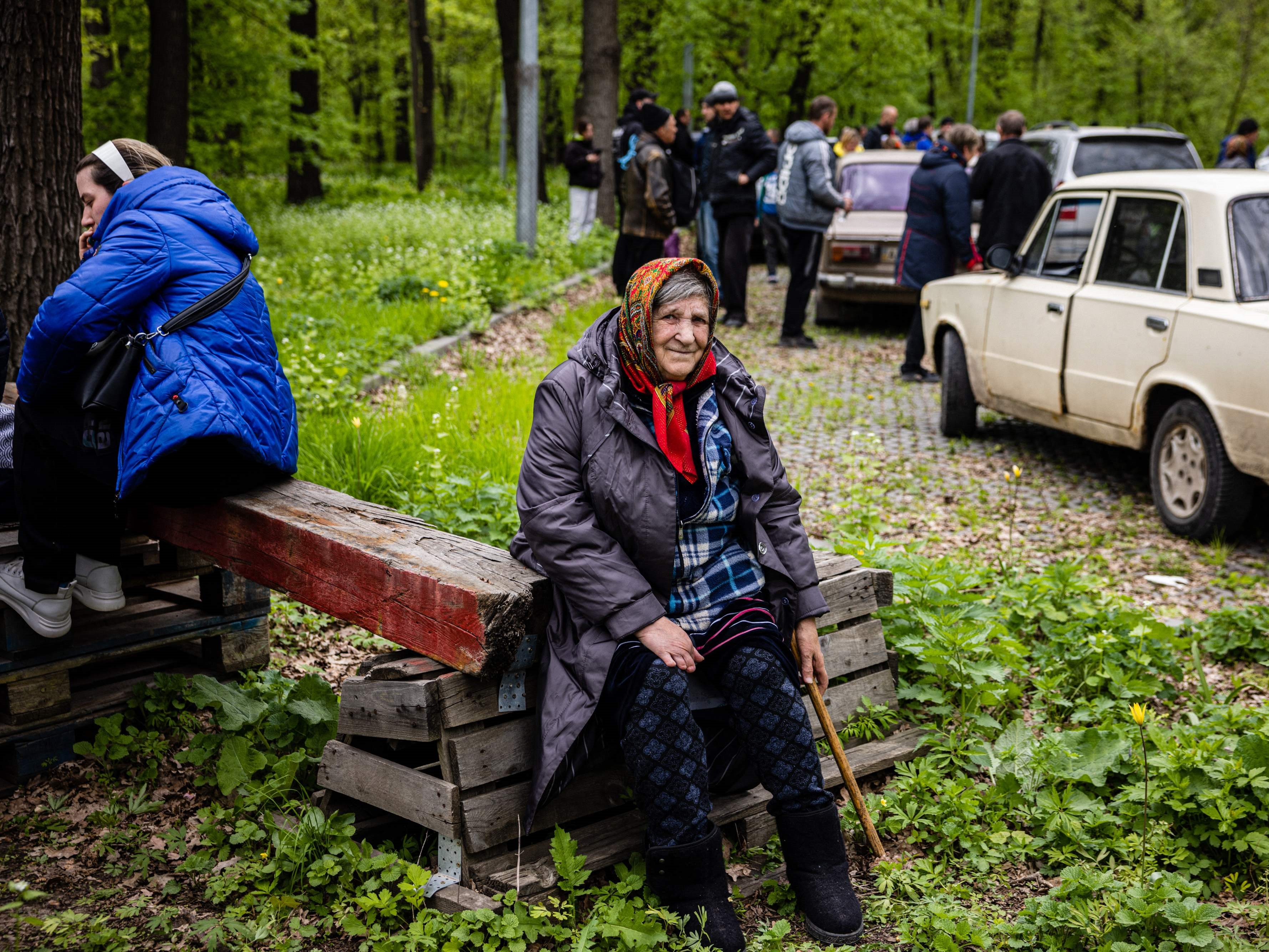 Seorang wanita lanjut usia, yang melarikan diri dari desa Ruska Lozova, beristirahat di titik evakuasi di Kharkiv, Ukraina timur.