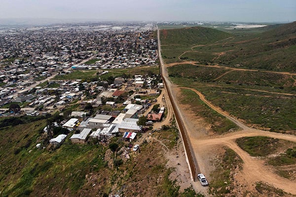  Perbatasan Meksiko-Amerika Serikat.