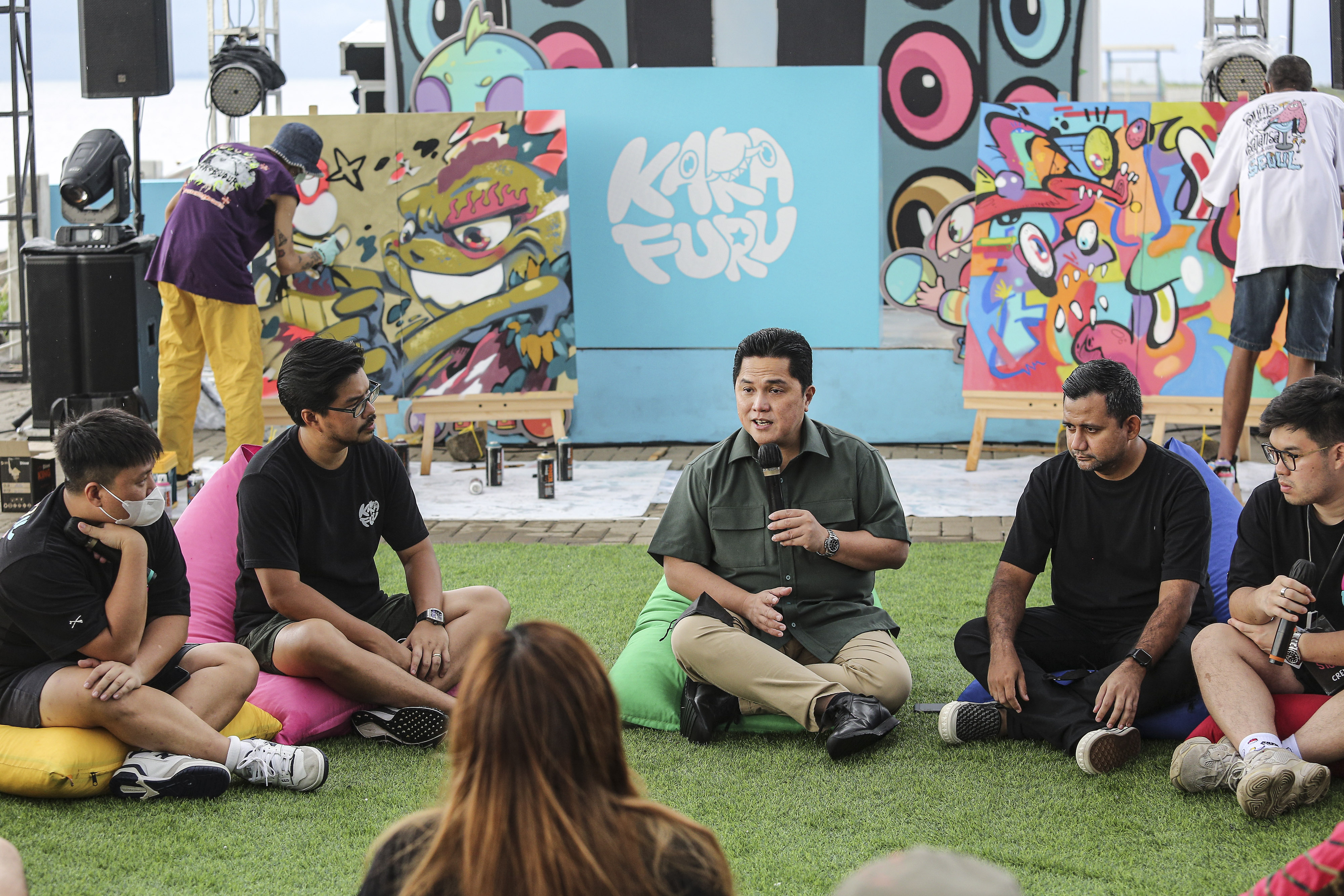 Menteri BUMN Erick Thohir (tengah) melakukan sesi tanya jawab saat mengunjungi Karafuru Carnival di Cove at Batavia PIK 2, Jakarta.