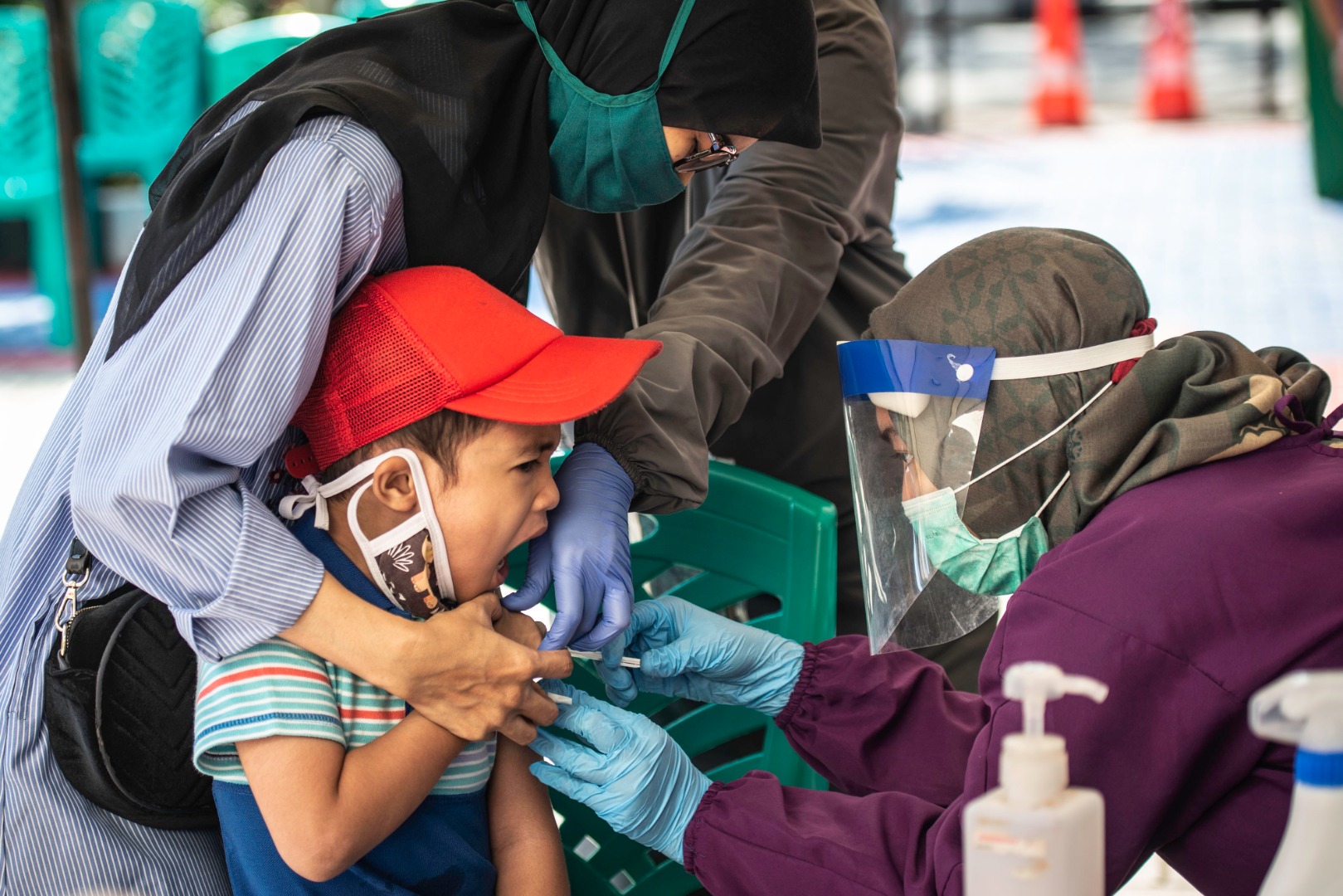 Dokter puskesmas menyuntikkan vaksin MR kepada seorang anak di Jakarta.
