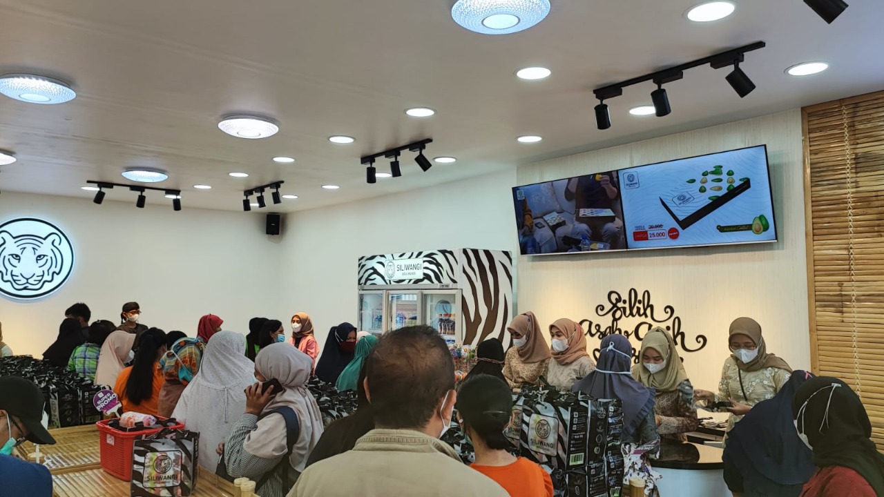 Siliwangi Bolu Kukus membuka store Resmi yang ke-11 di Duri Kosambi, Jakarta Barat, Sabtu (23/4/2022)