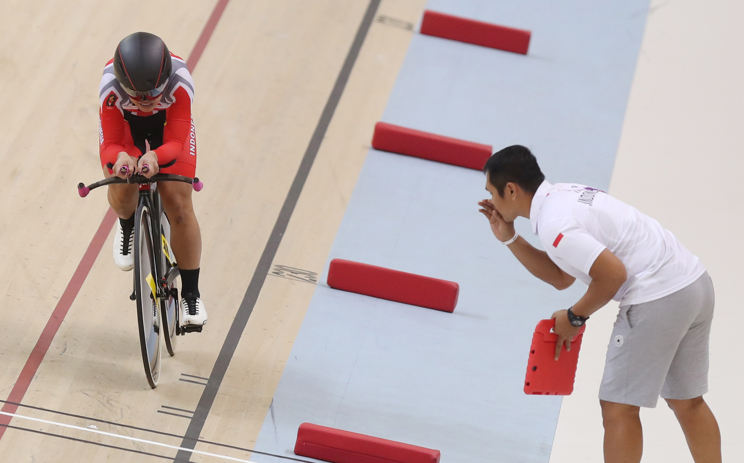 Pembalap sepeda Ayustina Delia Priatna saat membela Indonesia di Asian Games 2018