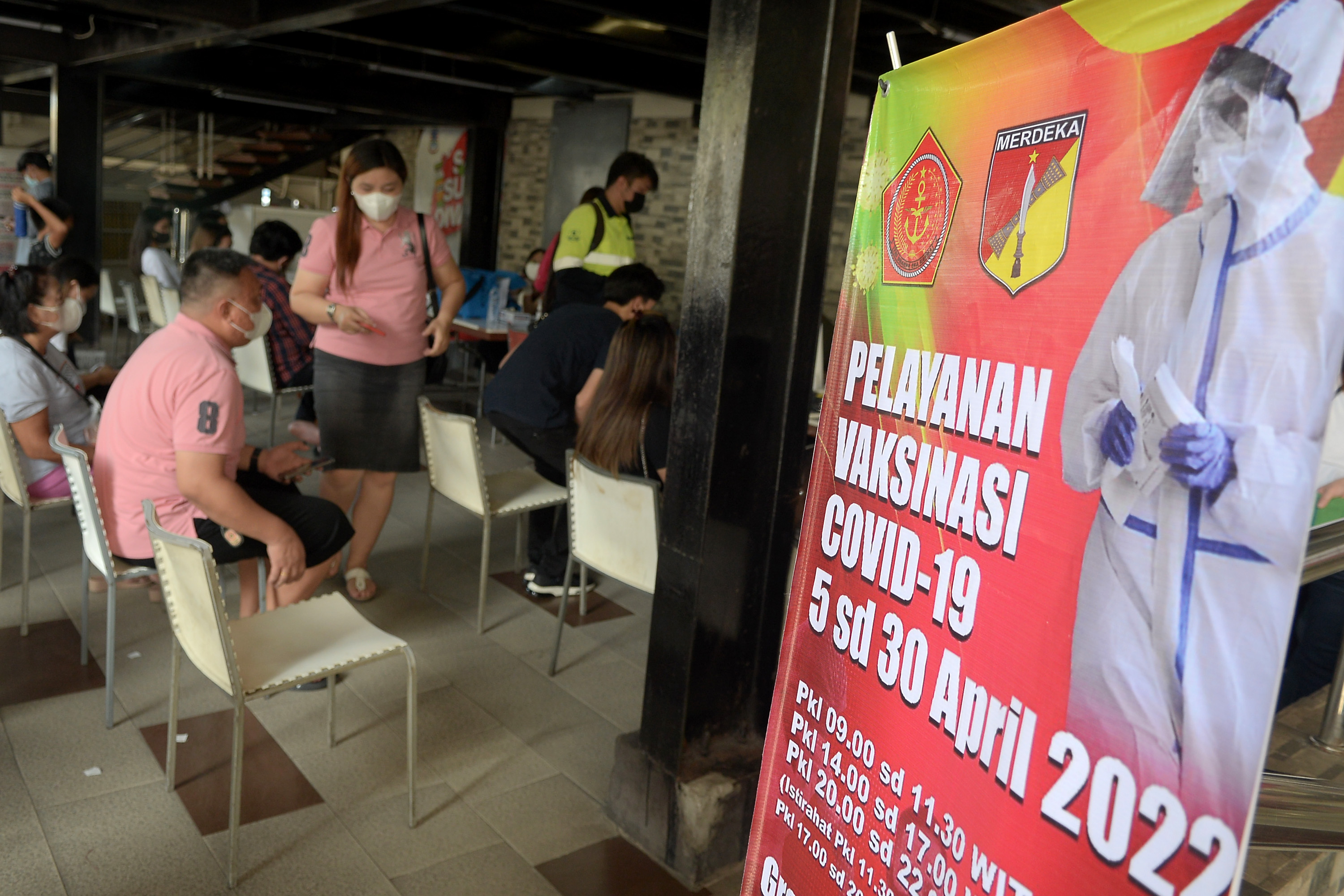 Warga Manado, Sulawesi Utara, mengikuti program vaksinasi