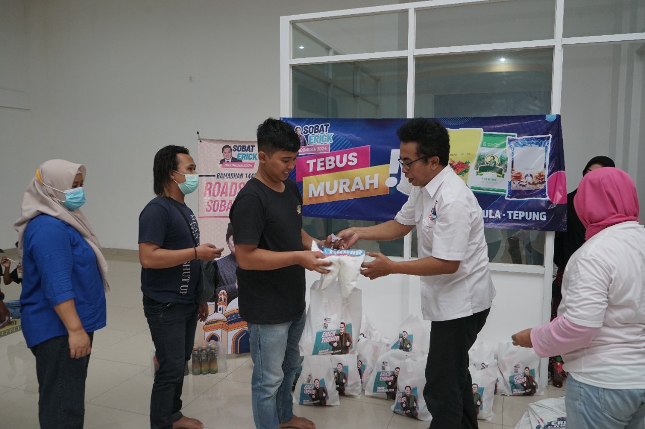 Program Tebus Sembako Murah yang dilakukan Relawan Sobat Erick 