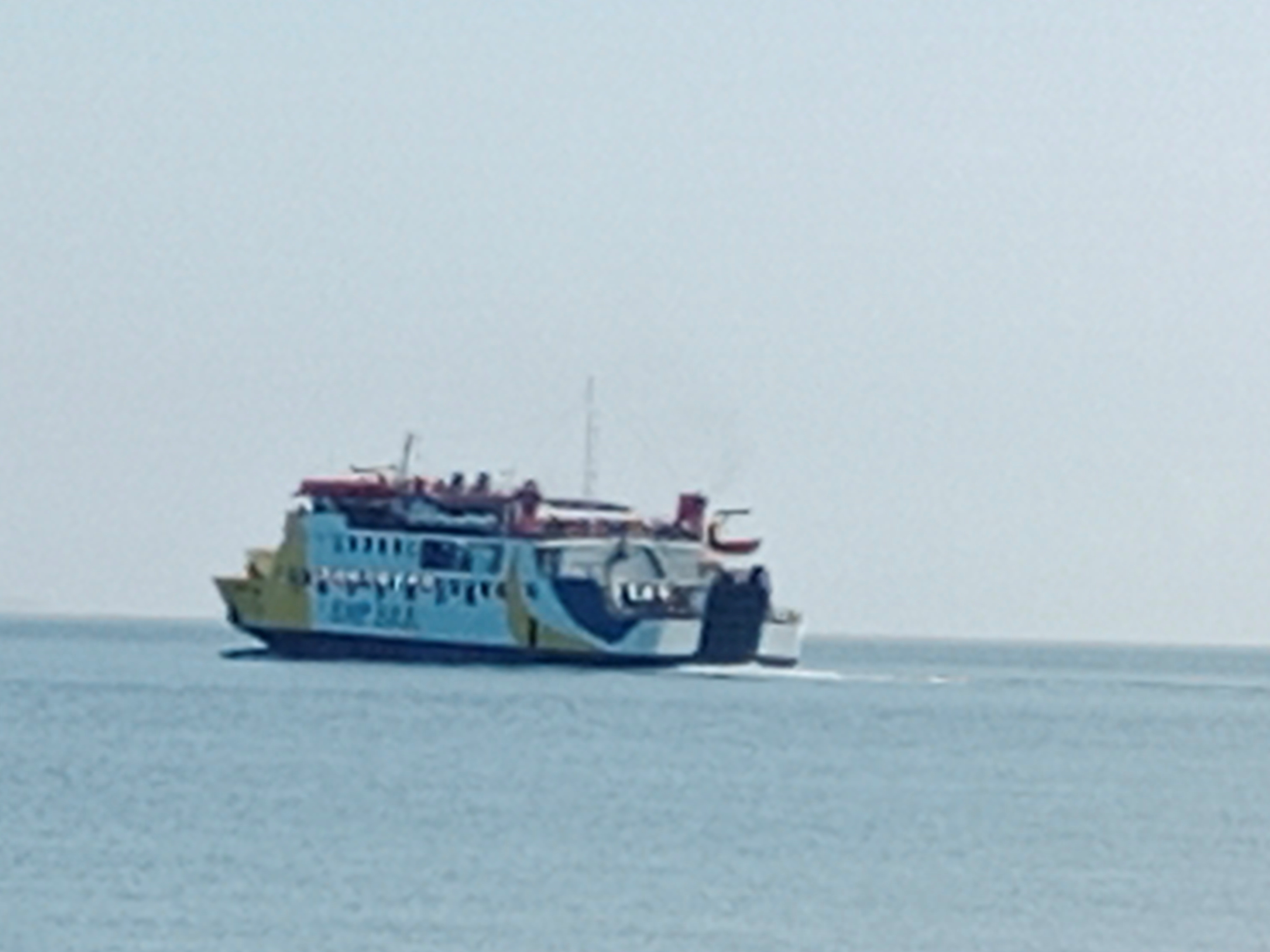 Kapal penyeberangan berlayar dari pelabuhan Ulee Lheue, Banda Aceh tujuan Balohan, Sabang.