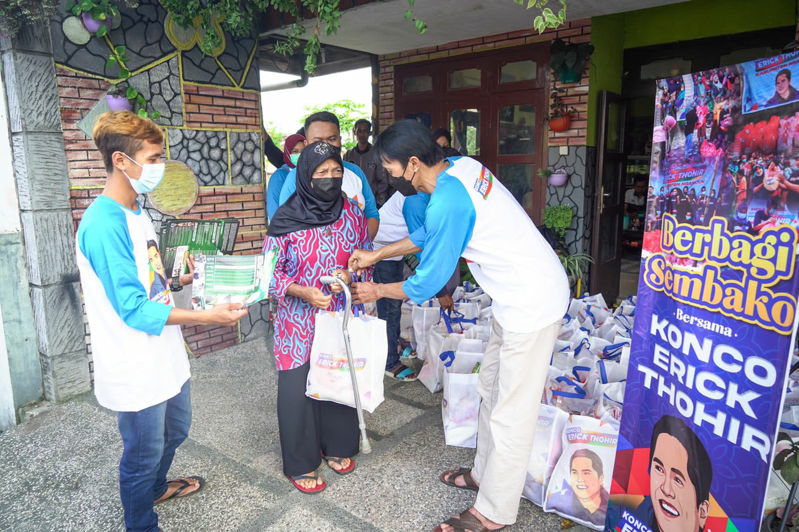 Konco Erick Thohir Malang memberikan bantuan sembako bagi warga.