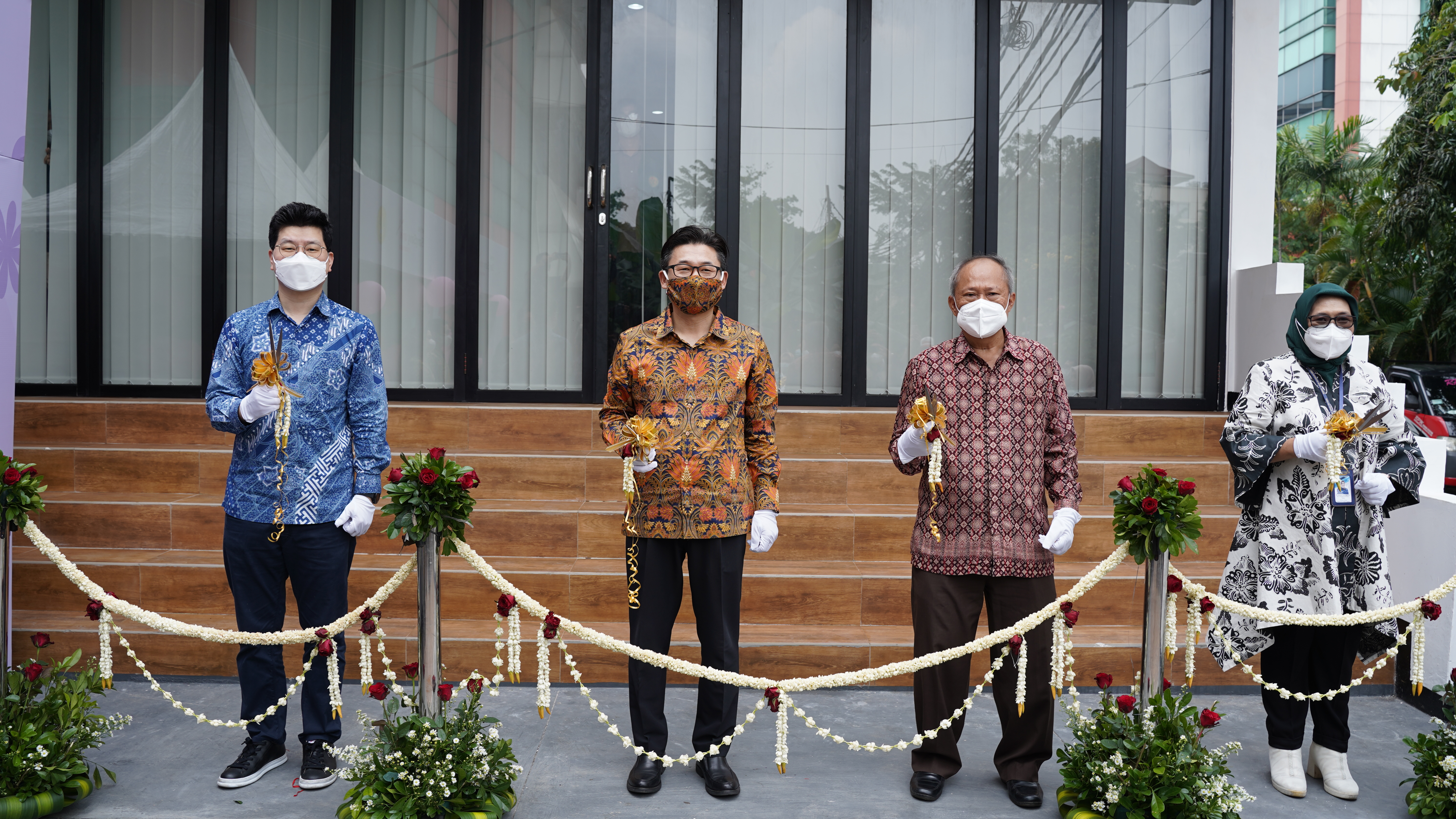 Peresmian SangSang Univ. Zone di Kampus A UNJ, dilakukan Rektor UNJ  Prof. Dr. Komarudin, M.Si bersama President Director KT&G Jeong Yun Sig