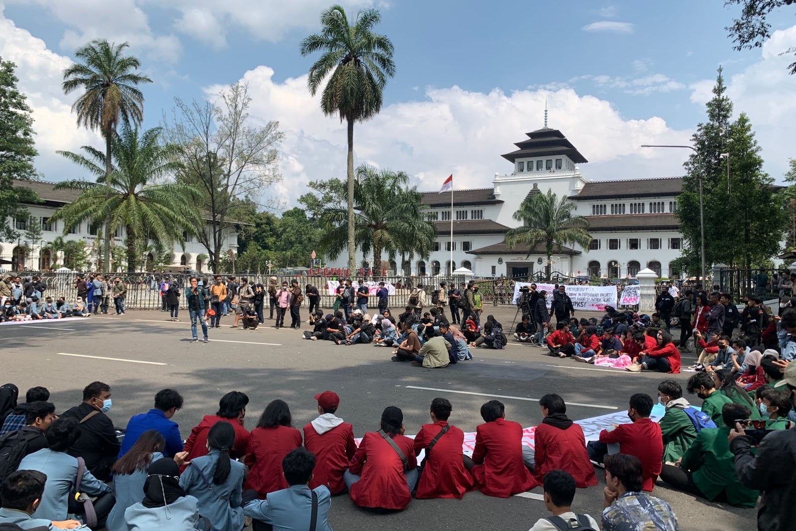 Tuntutan Ratusan Mahasiswa di Gedung Sate Bandung Hari Ini