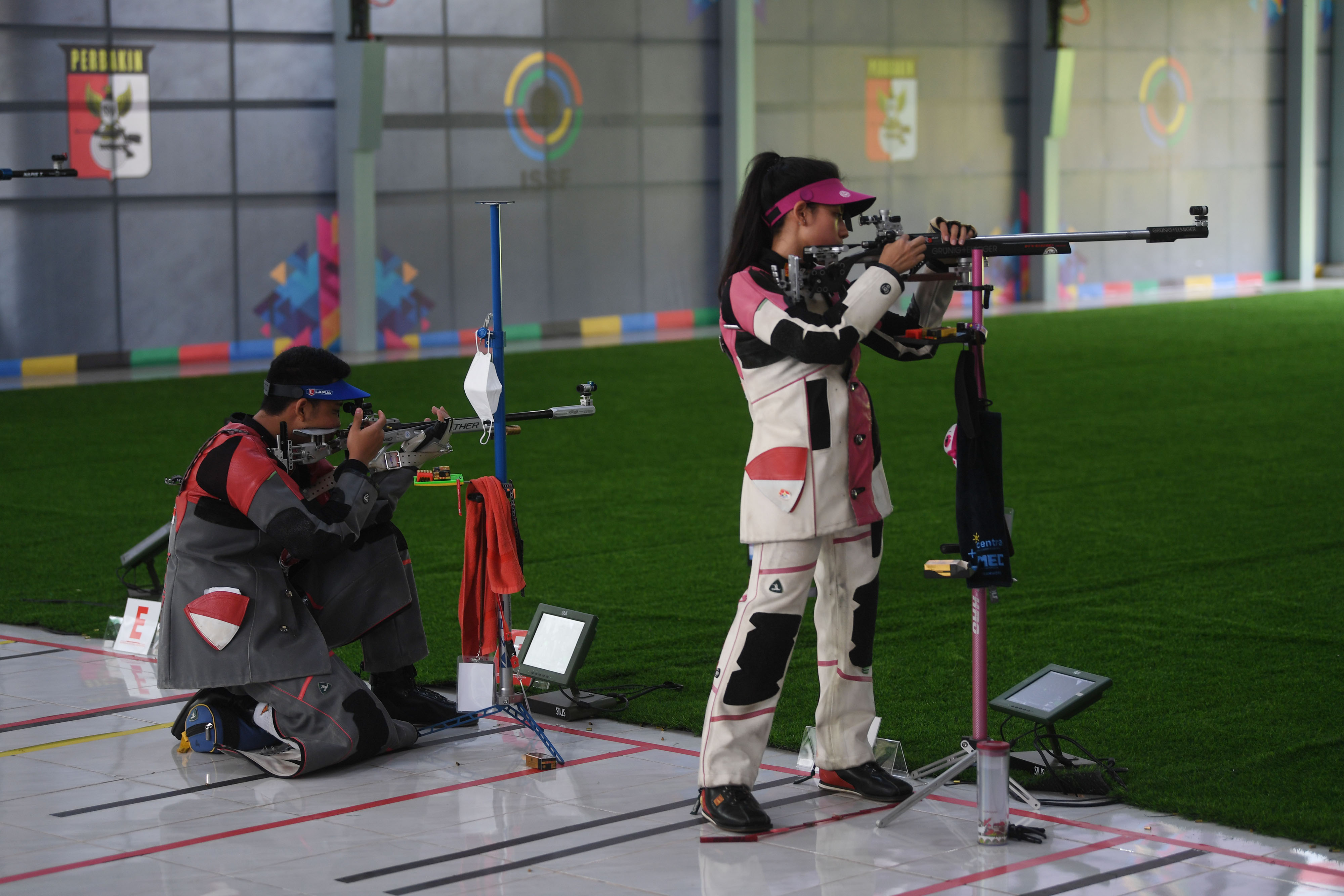 Aksi atlet menembak Indonesia.