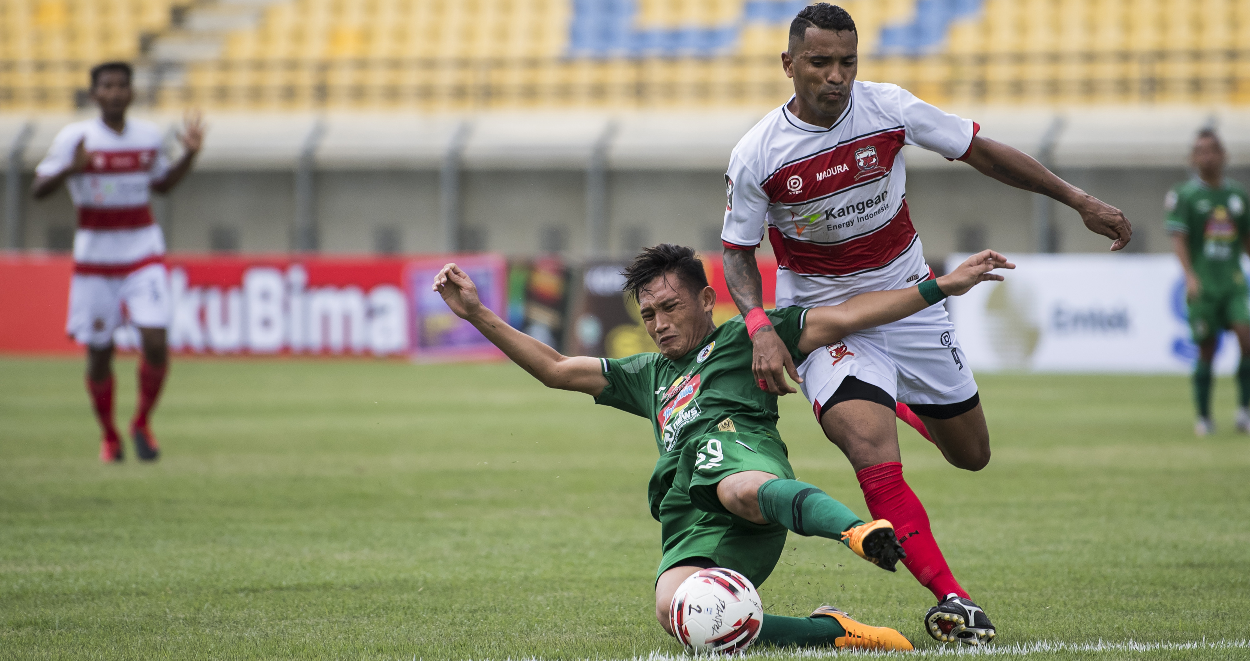 Pesepak bola Madura United Alberto Goncalves Da Costa (kanan)