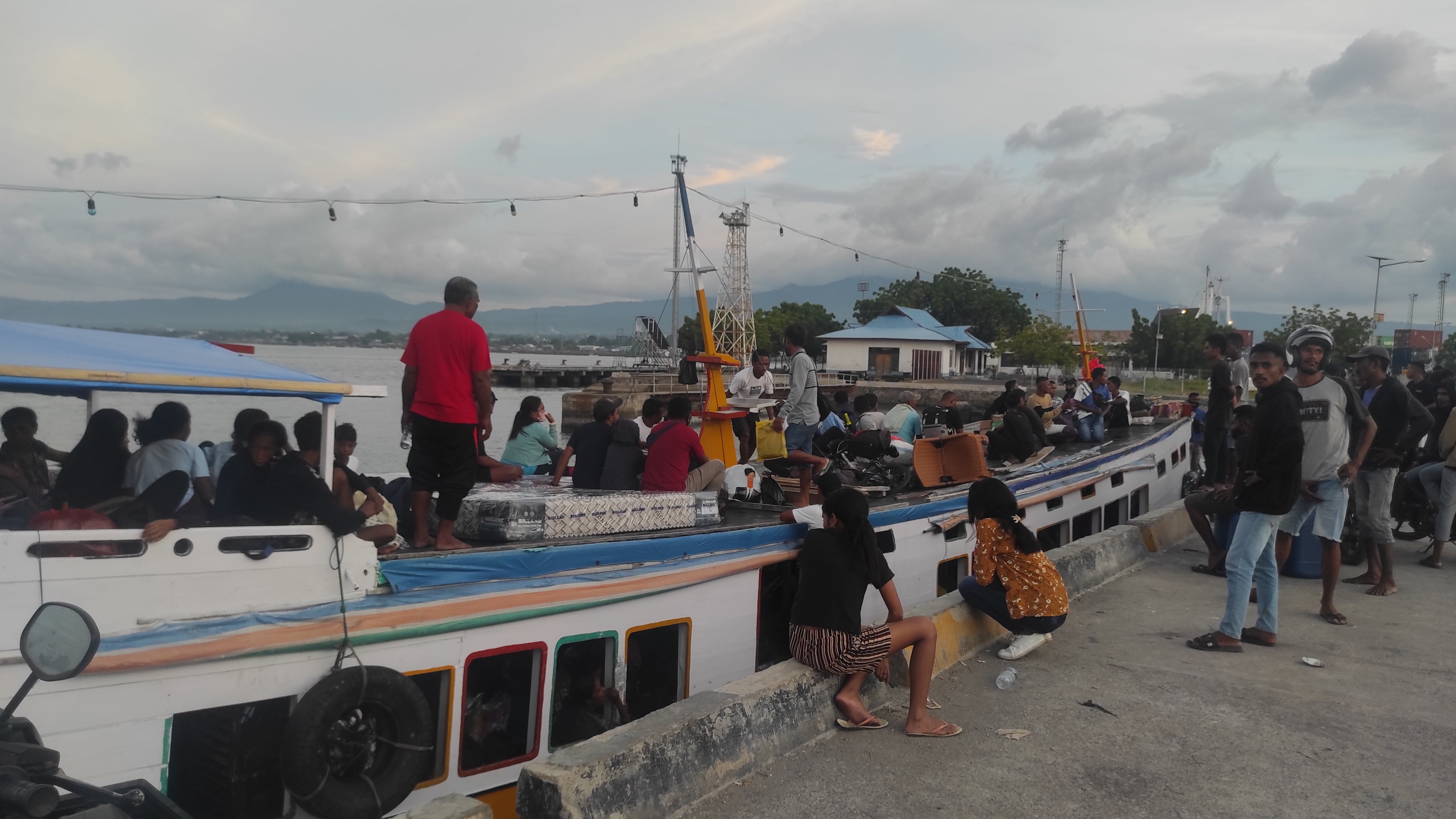 Aktivitas penumpang di Pelabuhan Lorens Say, Kabupaten Sikka, Nusa Tenggara Timur.