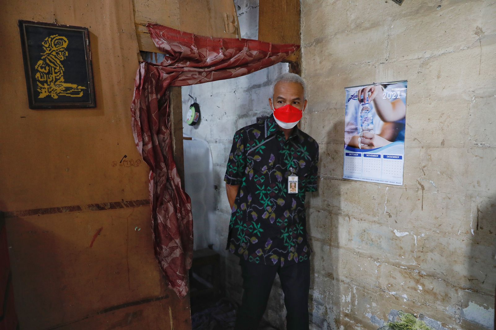 Gubernur Jateng Ganjar Pranowo saat mengunjungi rumah tidak layak huni di Kuwasen Rejo RT.4/RW.4, Kecamatan Gunungpati, Kelurahan Pongangan