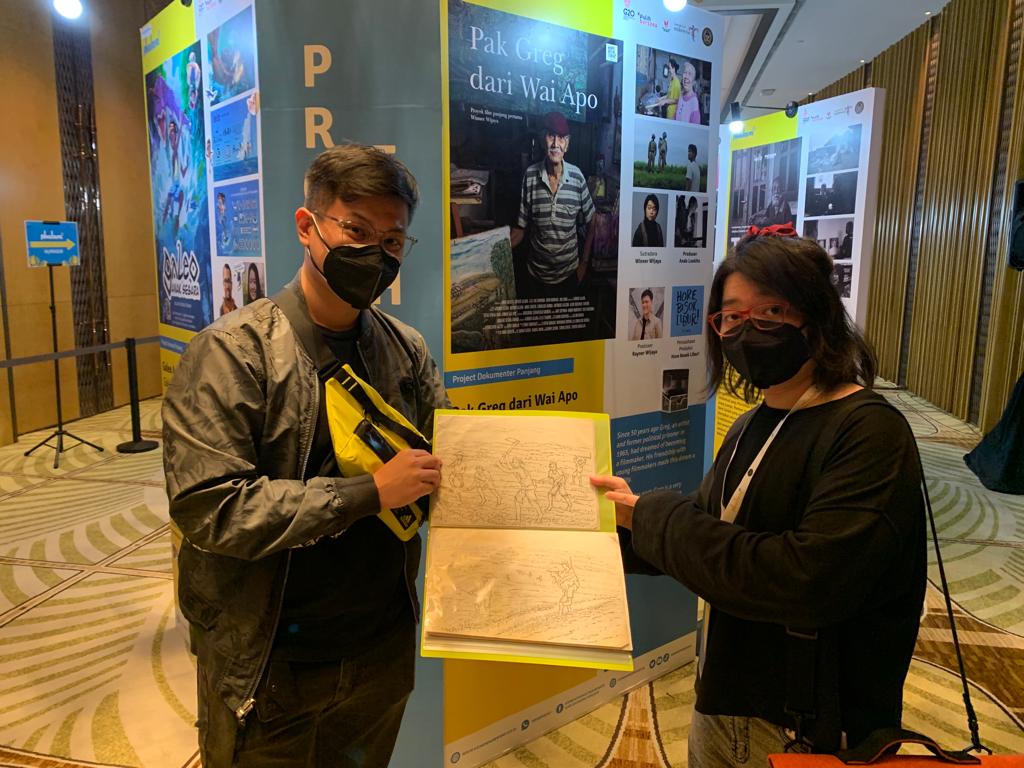 Produser Rayner Wijaya (kiri) dan sutradara Winner Wijaya menunjukkan storyboard yang dibuat Pak Greg.