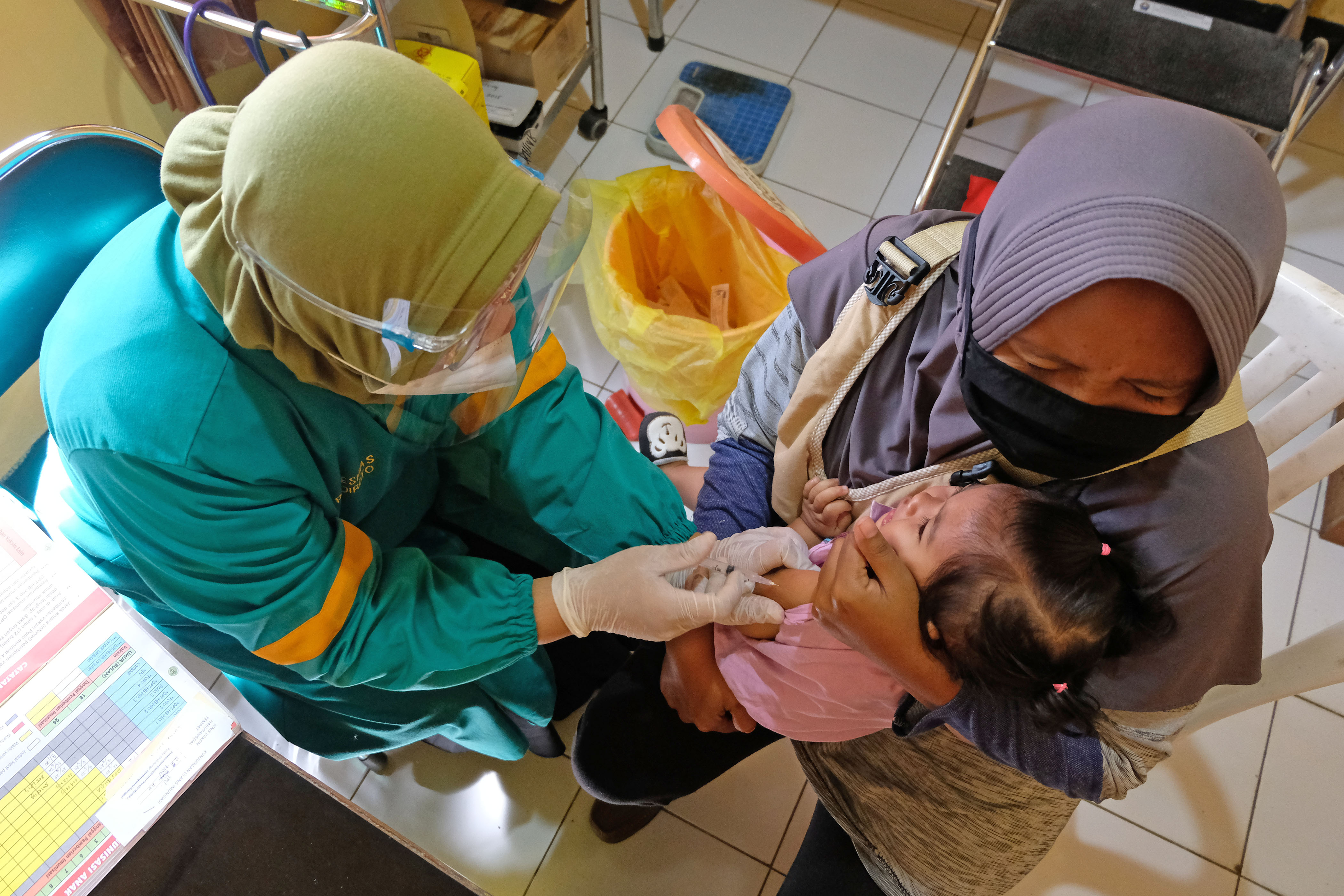 Petugas medis menyuntik vaksin IPV pada seorang balita di Temanggung, Jawa Tengah.