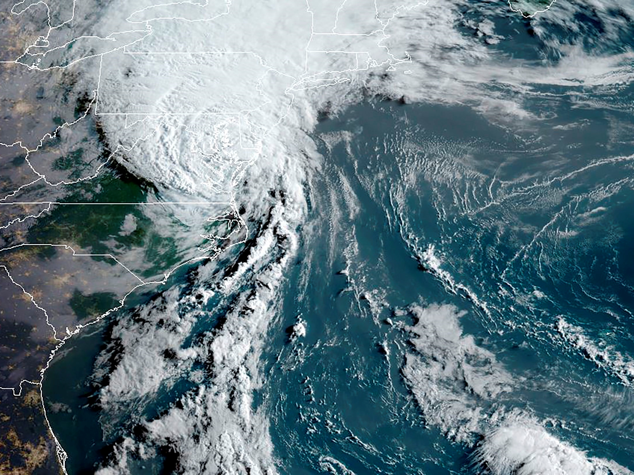 Citra satelit RAMMB/NOAA diperoleh pada 4 Agustus 2020 menunjukkan badai tropis Isaias di lepas pantai timur AS, Samudra Atlantik.