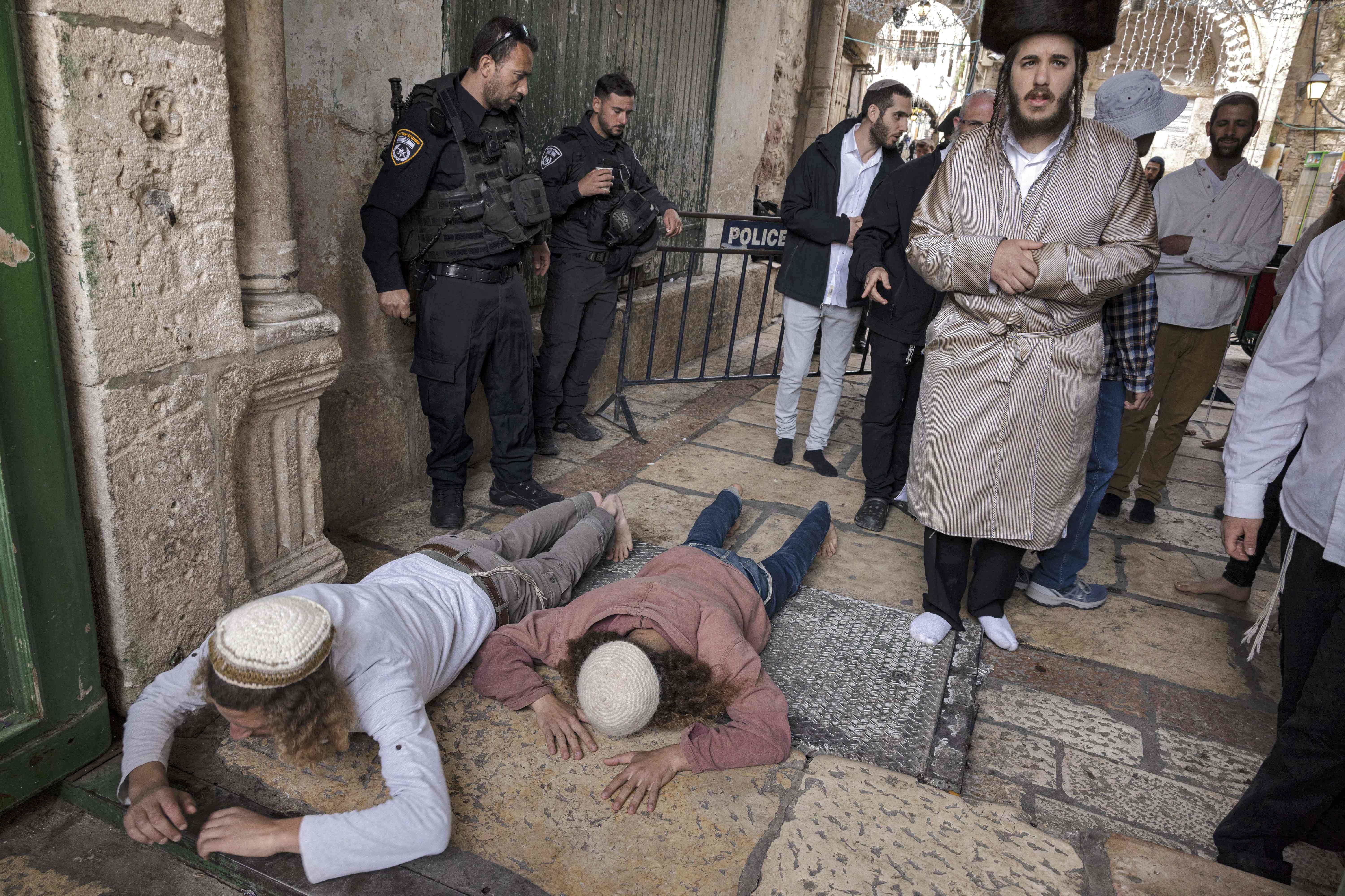 Pria yahudi dikawal polisi Israel lakukan ritual ibadah di Temple Mount, yang dikenal oleh umat Islam sebagai Haram al-Sharif, Masjid Al Aqs
