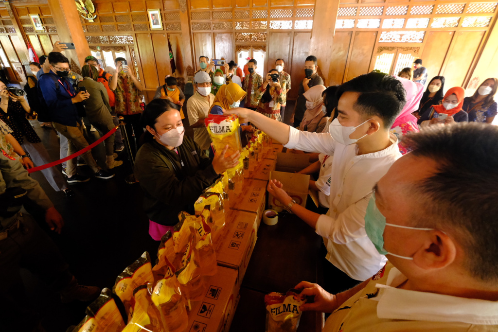 Wali Kota Surakarta Gibran Rakabuming Raka ikut membagikan minyak goreng murah untuk warga