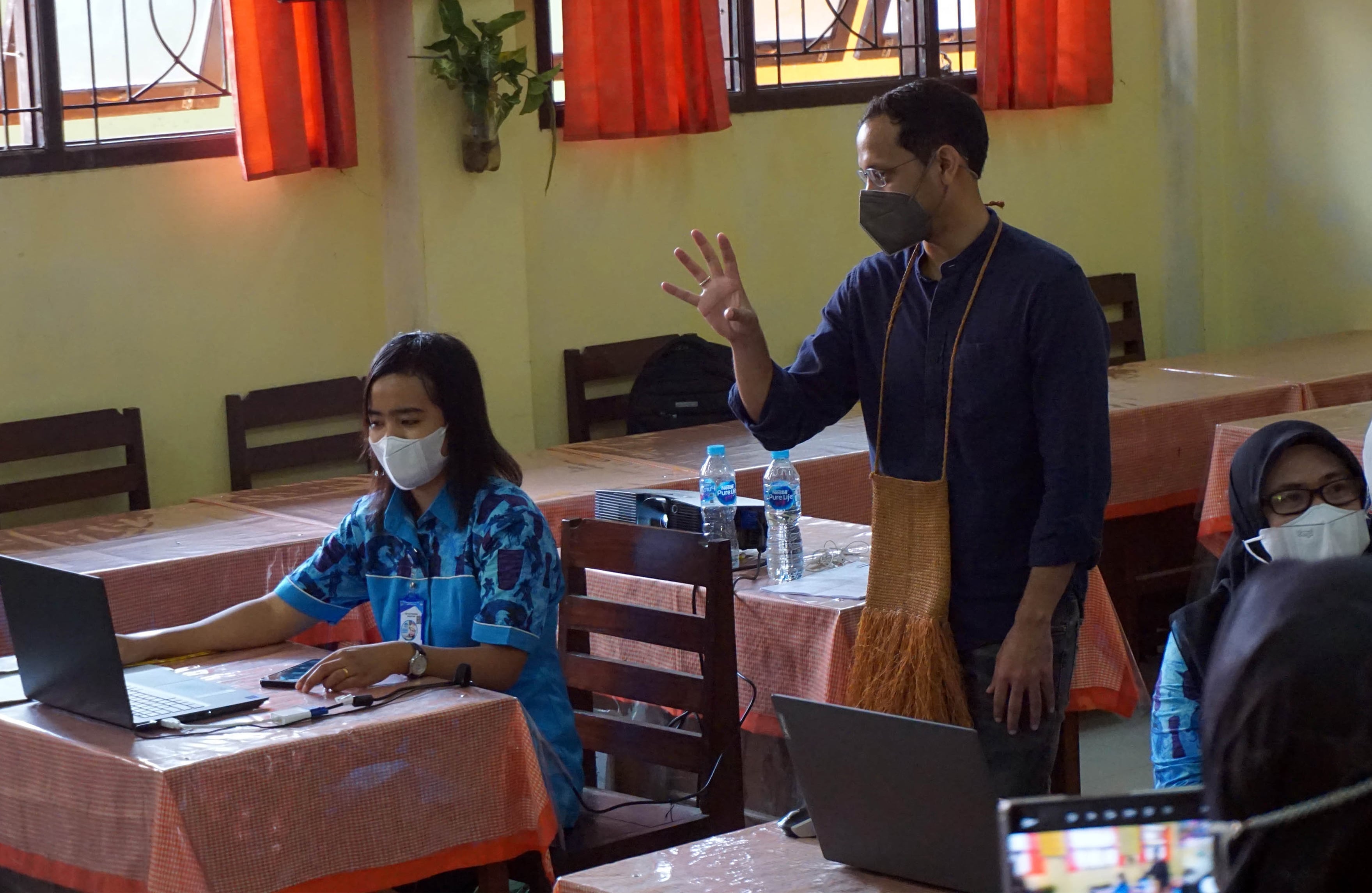 Mendikbud-Ristek Nadiem Makarim saat pembelajaran daring oleh Calon Guru Penggerak di SD Inpres 109 Sorong, Papua Barat, Kamis (11/2/2021). 