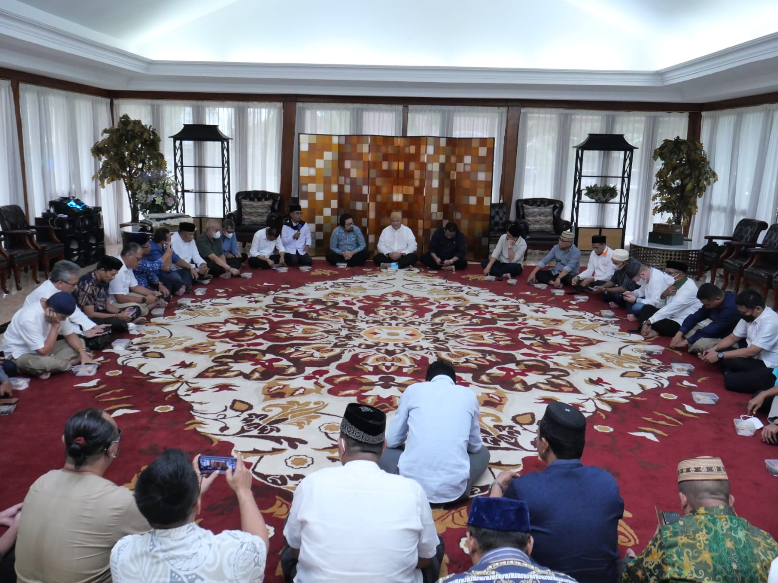 Para ketua dan pimpinan partai politik di Provinsi Gorontalo saat berbuka puasa bersama di kediaman Gobel, Selasa (26/4/2022)