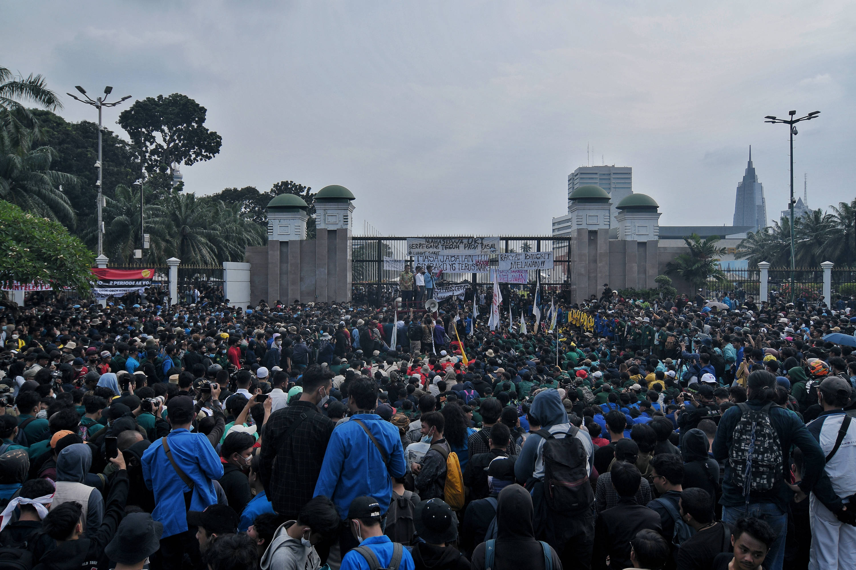 Unjuk rasa mahasiswa di depan Gedung MPR/DPR, Jakarta, Senin (11/4).  