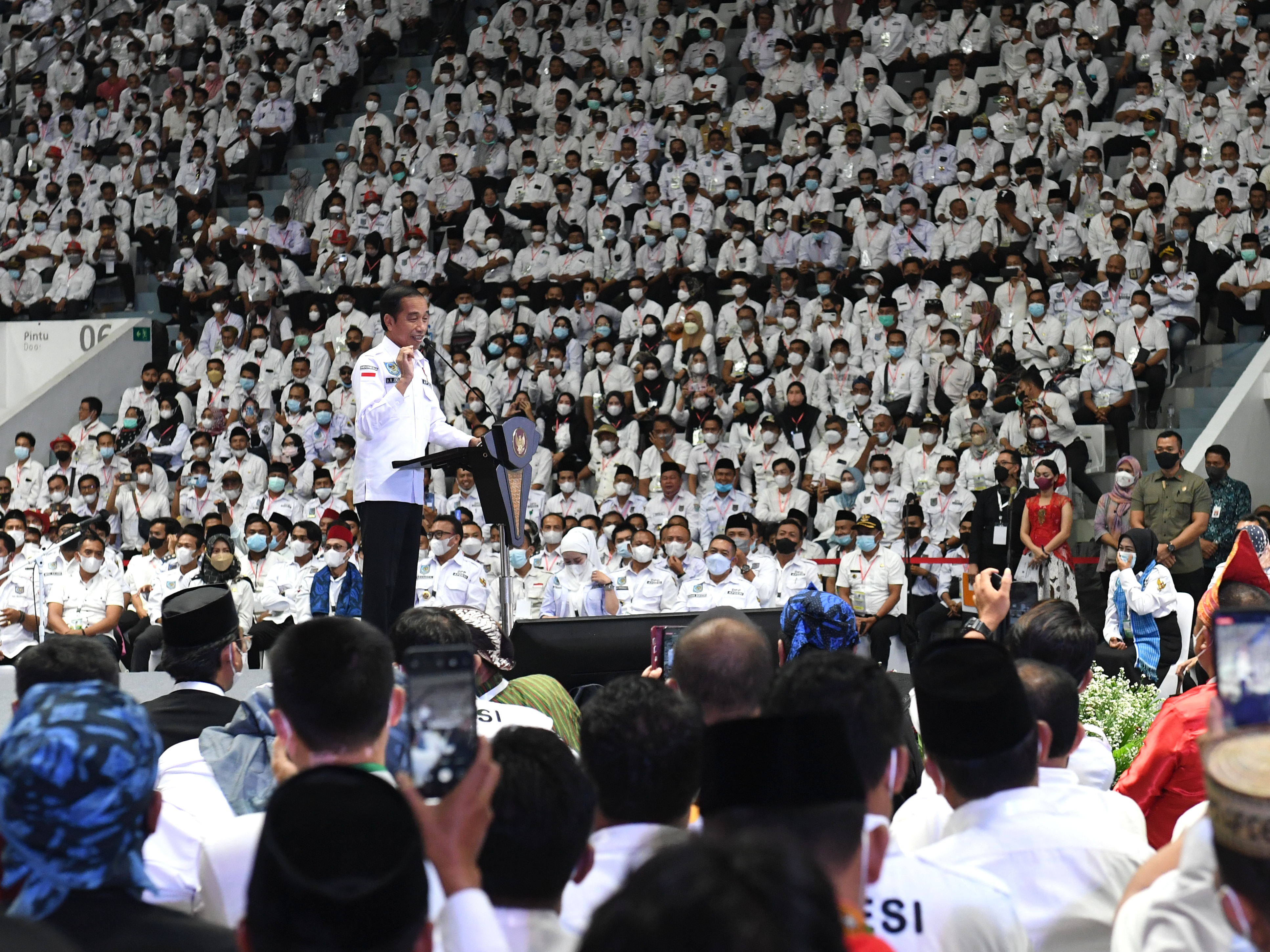 Presiden Joko Widodo menghadiri Silaturahmi Nasional Asosiasi Pemerintah Desa Seluruh Indonesia (Apdesi) Tahun 2022 yang digelar di Jakarta.