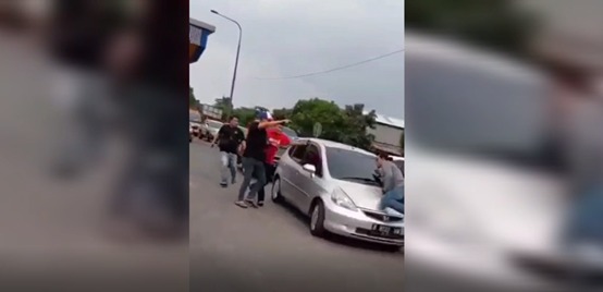 Video viral terkait dengan upaya penangkapan kelompok pelaku kejahatan spesialis pecah kaca mobil di gerbang tol Pasir Koja, Bandung.