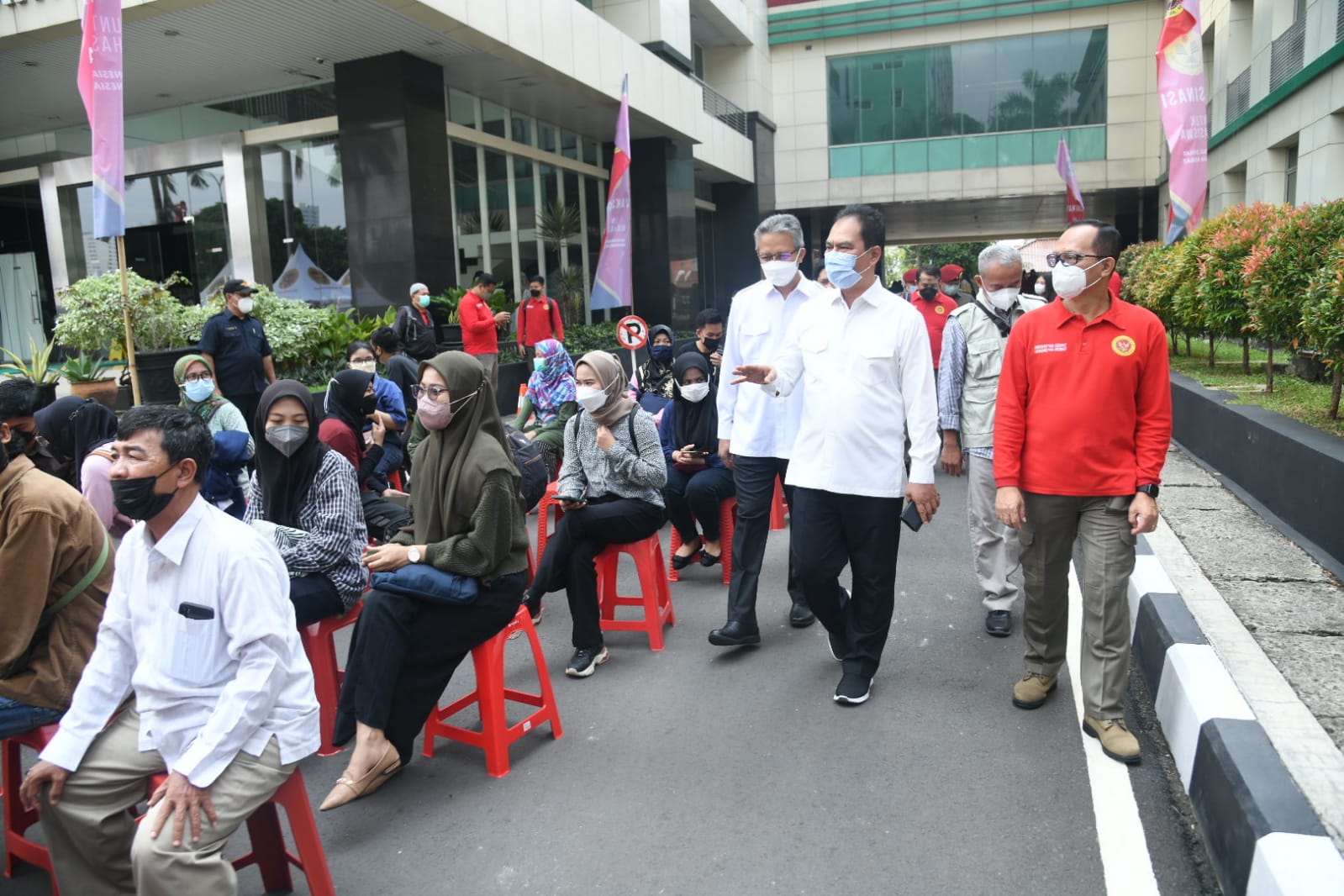 Staff Khusus Waka BIN, Gumilar Rusliwa Somantri meninjau vaksinasi di Gedung Dewi Sartika UNJ, Senin (11/4/2022)