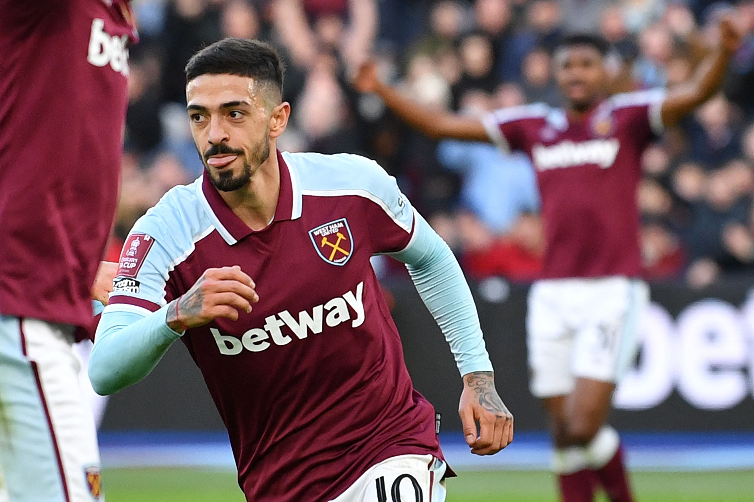Gelandang West Ham United Manuel Lanzini melakukan selebrasi usai mencetak gol ke gawang lawan.