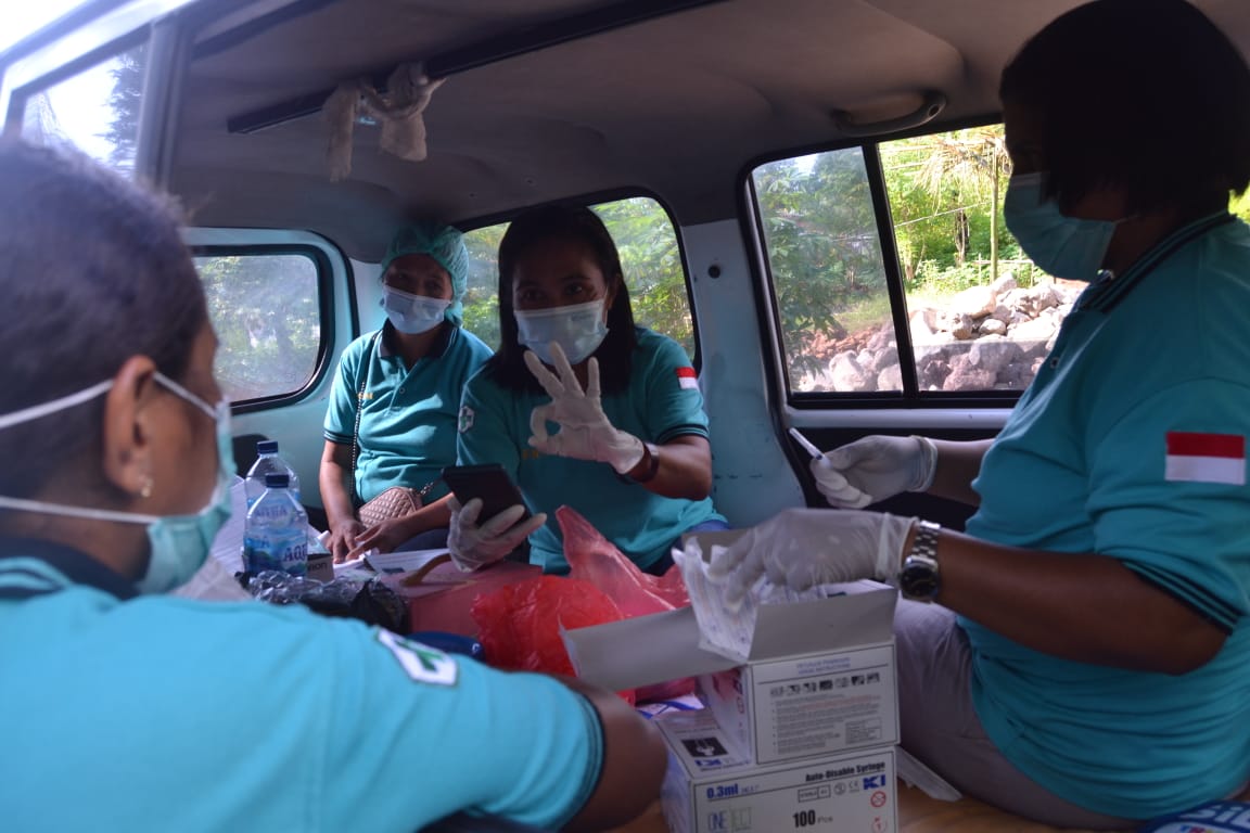 Tim Vaksinator Puskesmas Lato Gelar Vaksinasi ke Rumah Warga