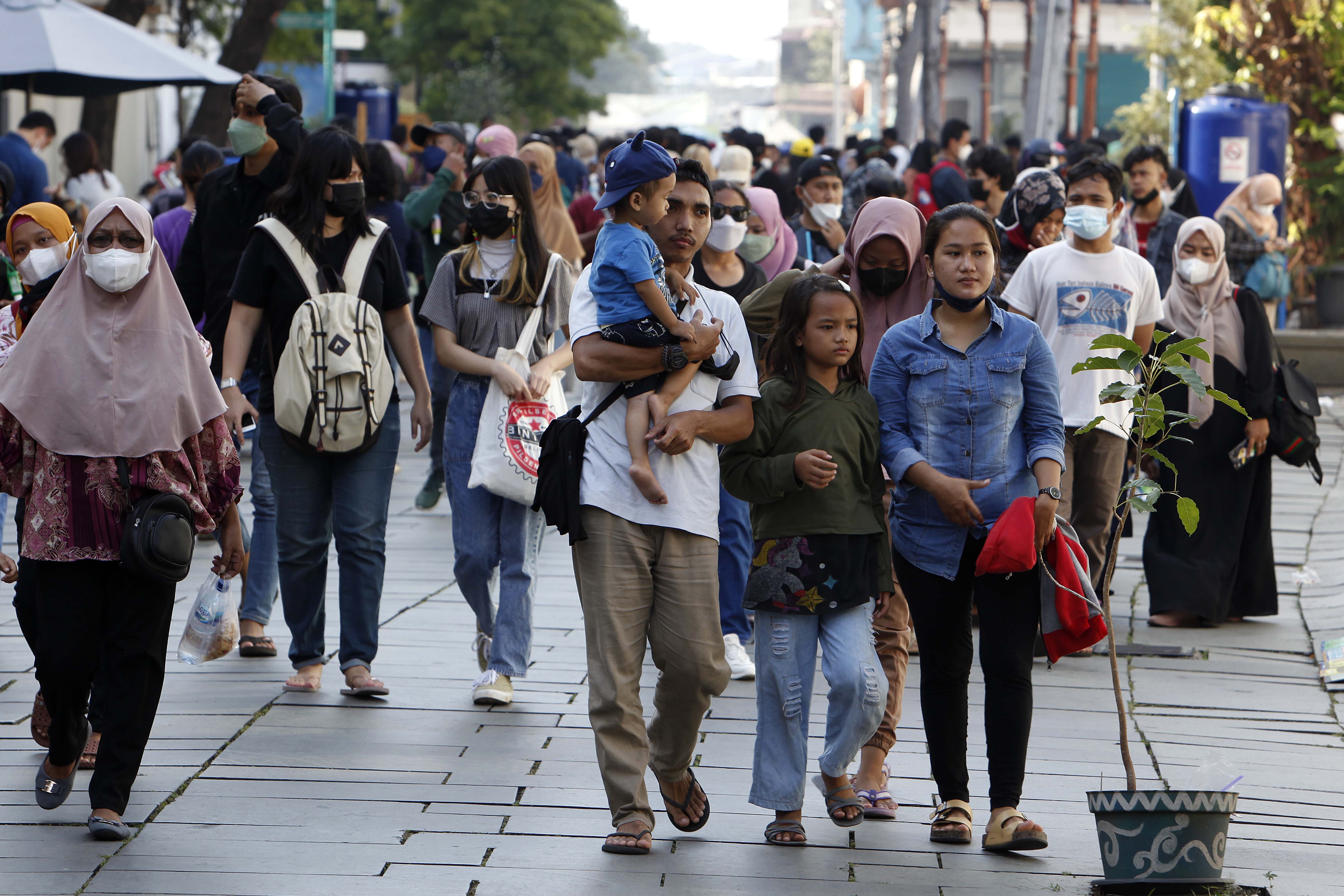 Warga mengunjungi kawasan Kota Tua, Jakarta.