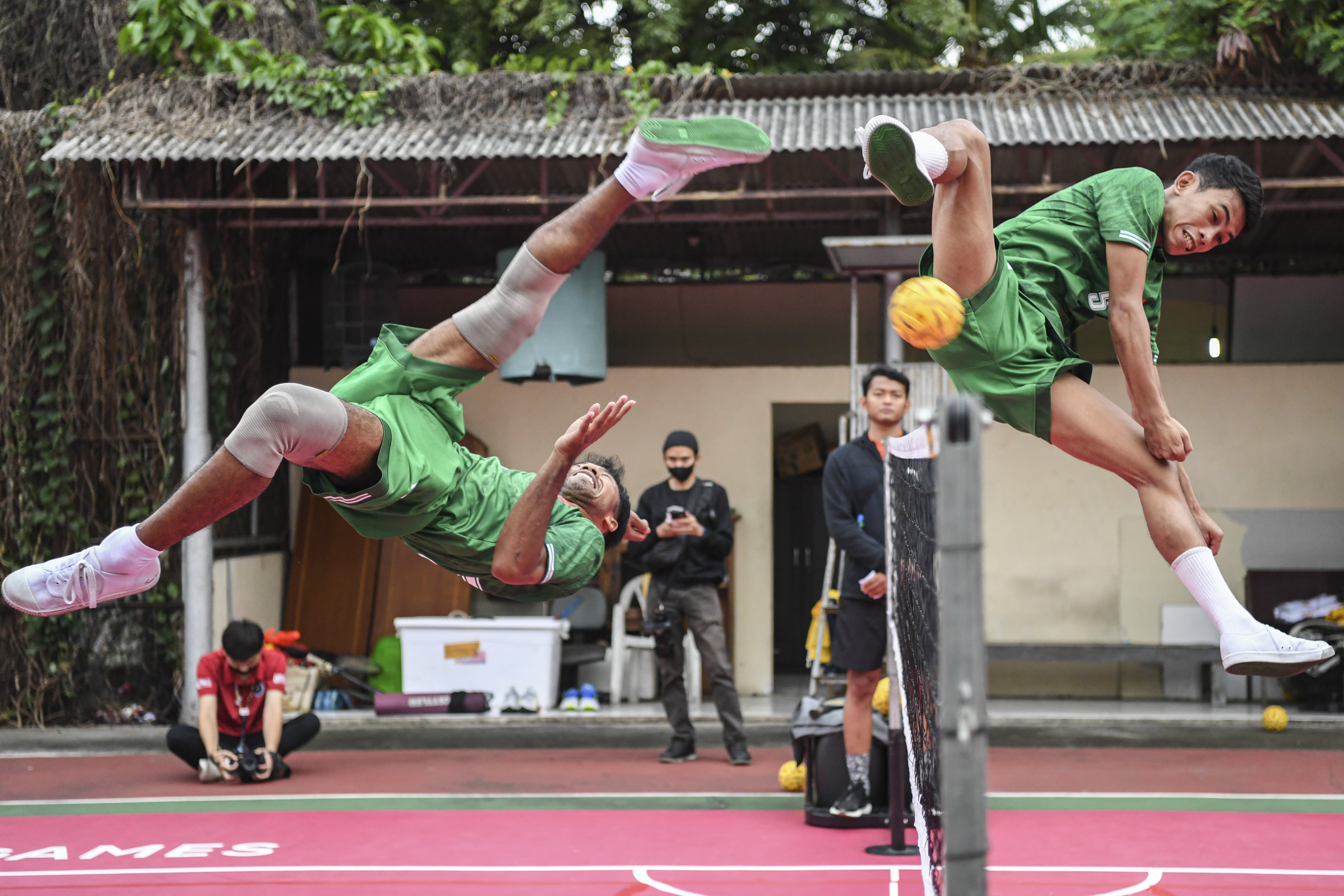 Atlet sepak takraw berlatih di Pelatnas SEA Games Vietnam di Tanjung Priok, Jakarta Utara.