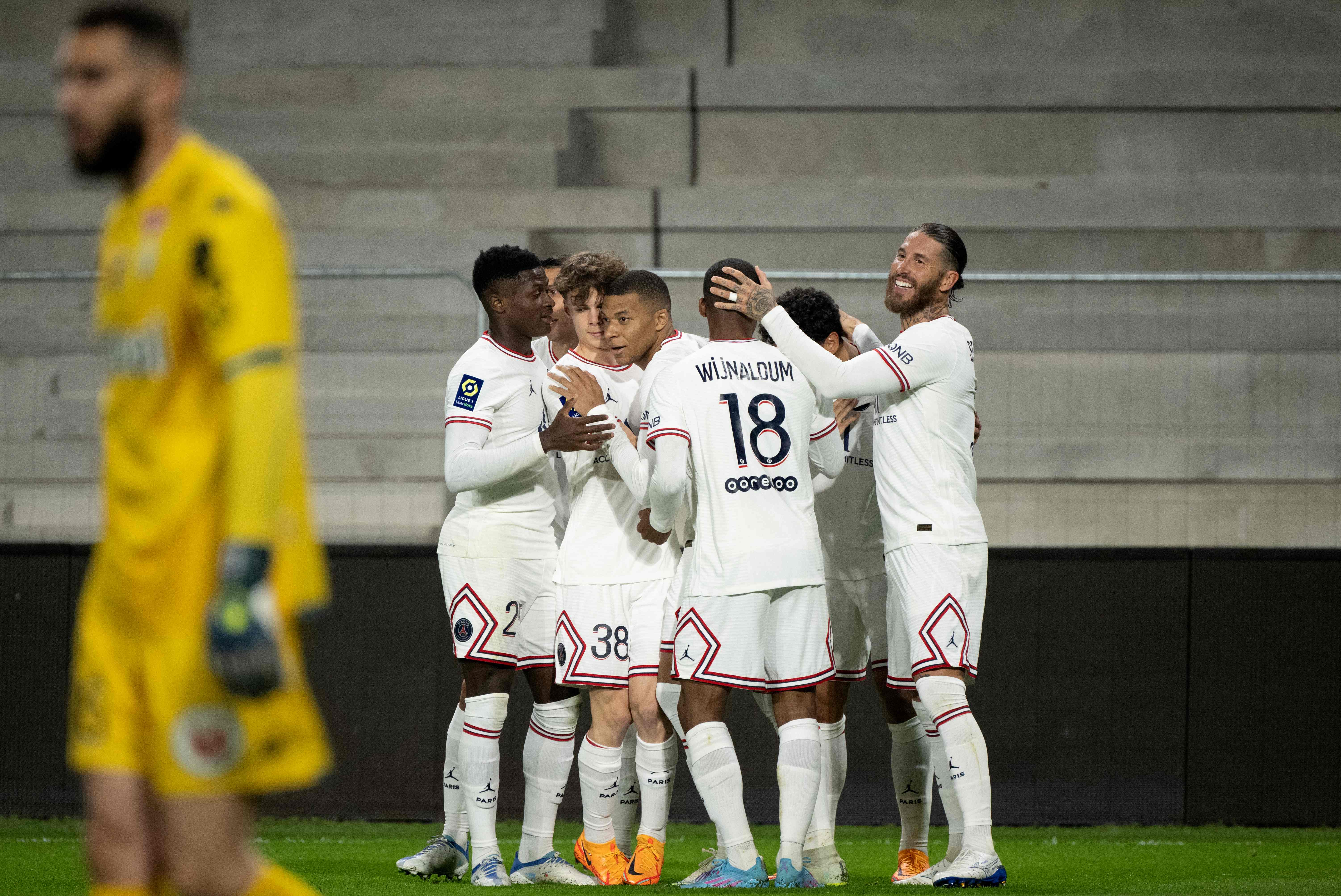 Para pemain Paris Saint-Germain melakukan selebrasi usai mencetak gol ke gawang Angers di laga Ligue 1