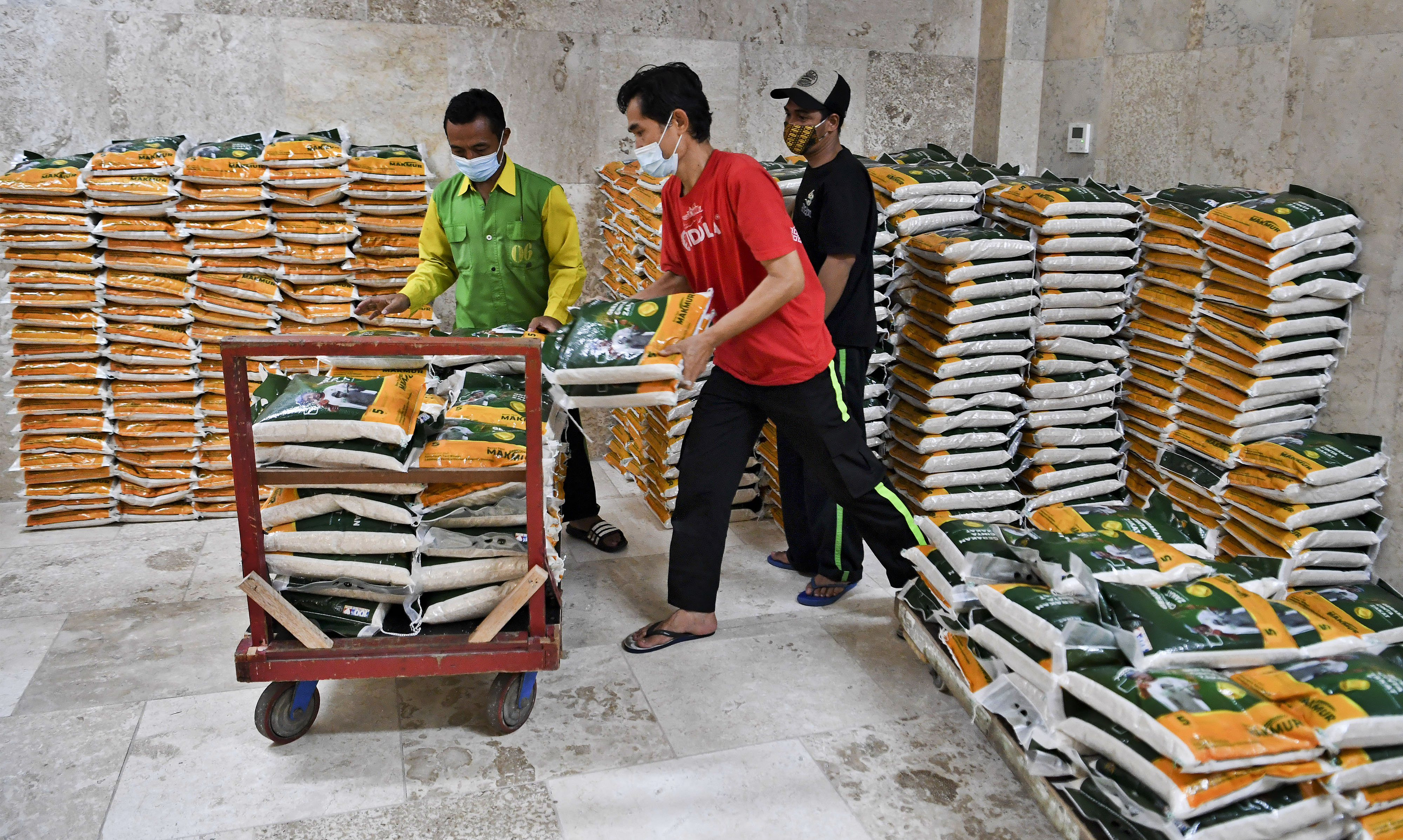 Ilustrasi Petugas penyaluran zakat fitrah menyiapkan beras zakat fitrah untuk disalurkan di Masjid Istiqlal, Jakarta, Rabu (12/5/2021)