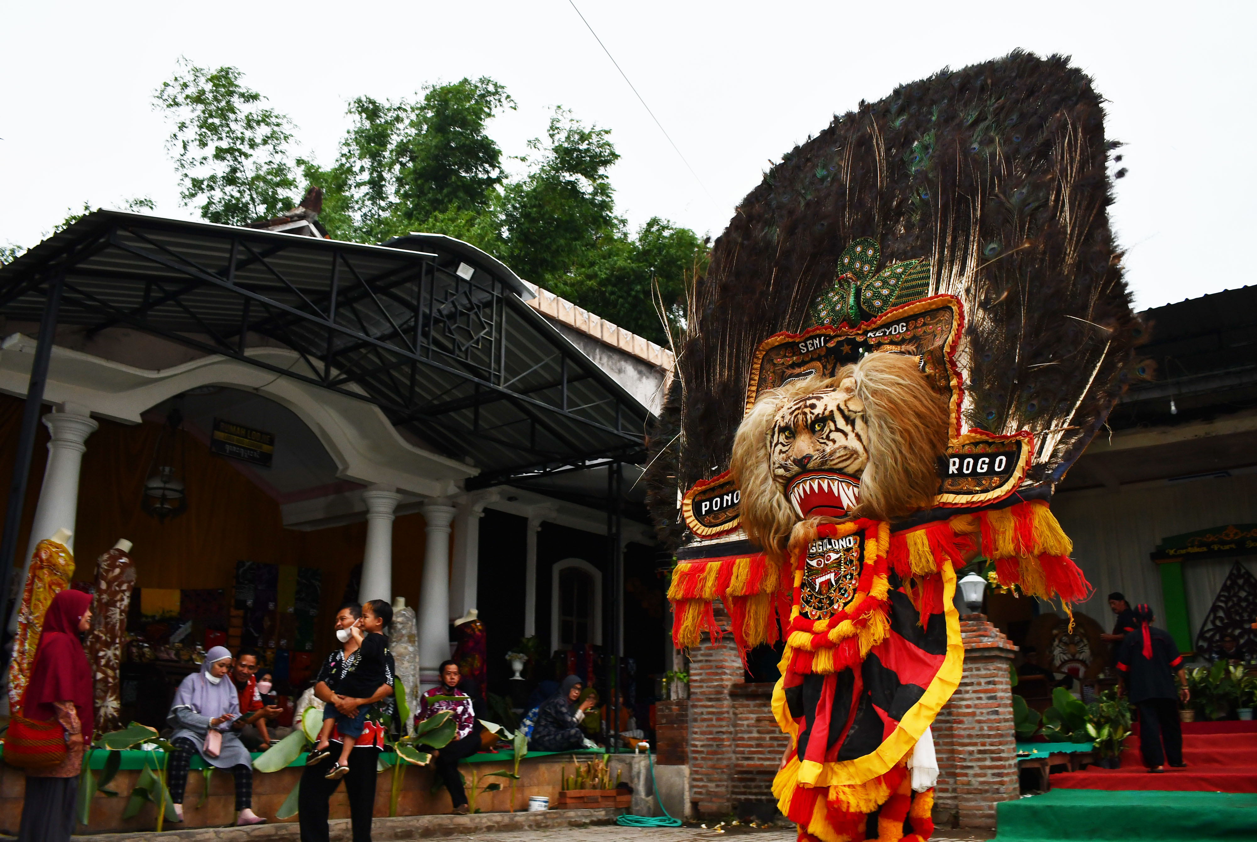 Penari Reog dalam rangka memperingati Hari Hari Sumpah Pemuda di Kabupaten Ponorogo, Jawa Timur, Kamis (28/10/2021)
