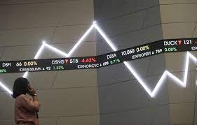  Ilustrasi karyawan mellihat layar monitor pergerakan IHSG) di gedung BEI Jakarta. 