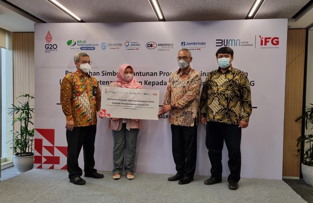 Acara penyerahan santunan JKM kepada pekerja rentan yang iurannya ditanggung melalui CSR dari Indonesia Financial Group (IFG) di Jakarta.  