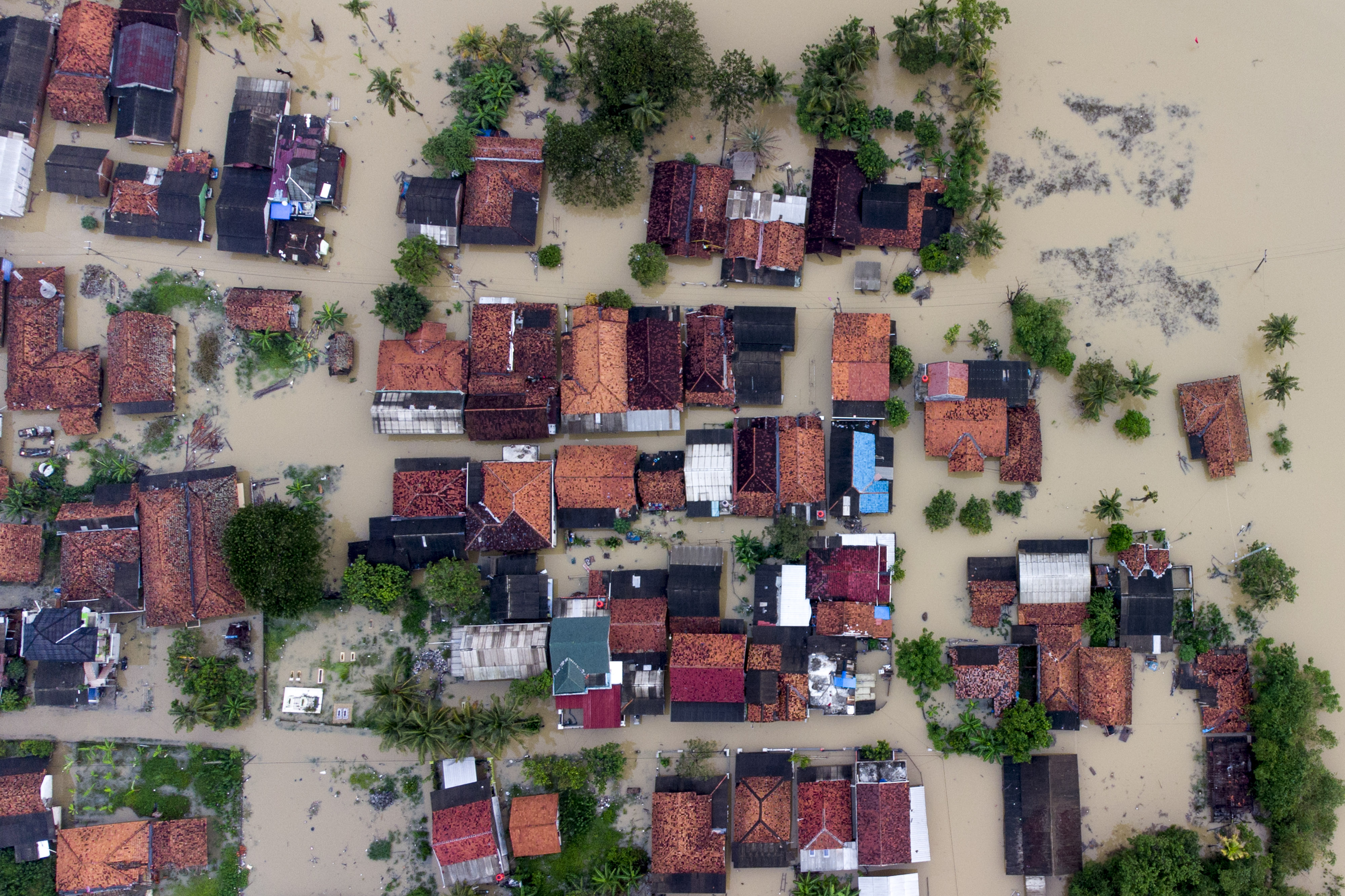 Ilustrasi.Foto udara suasana permukiman warga yang terendam banjir di Desa Karangligar, Karawang, Jawa Barat, Minggu (12/12/2021).
