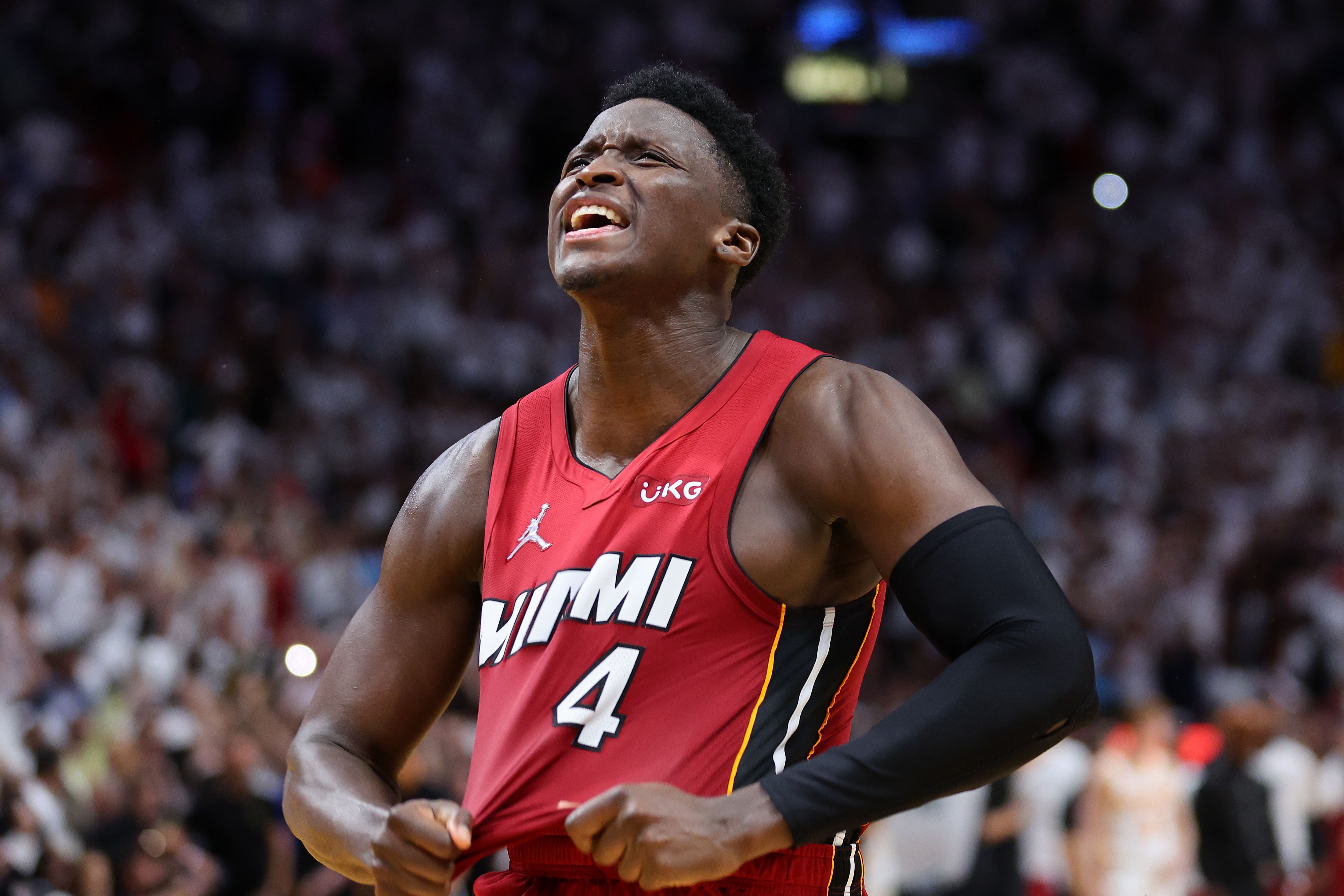 Pemain Miami Heat Victor Oladipo melakukan selebrasi usai Heat mengalahkan Atlanta Hawks di playoff NBA.