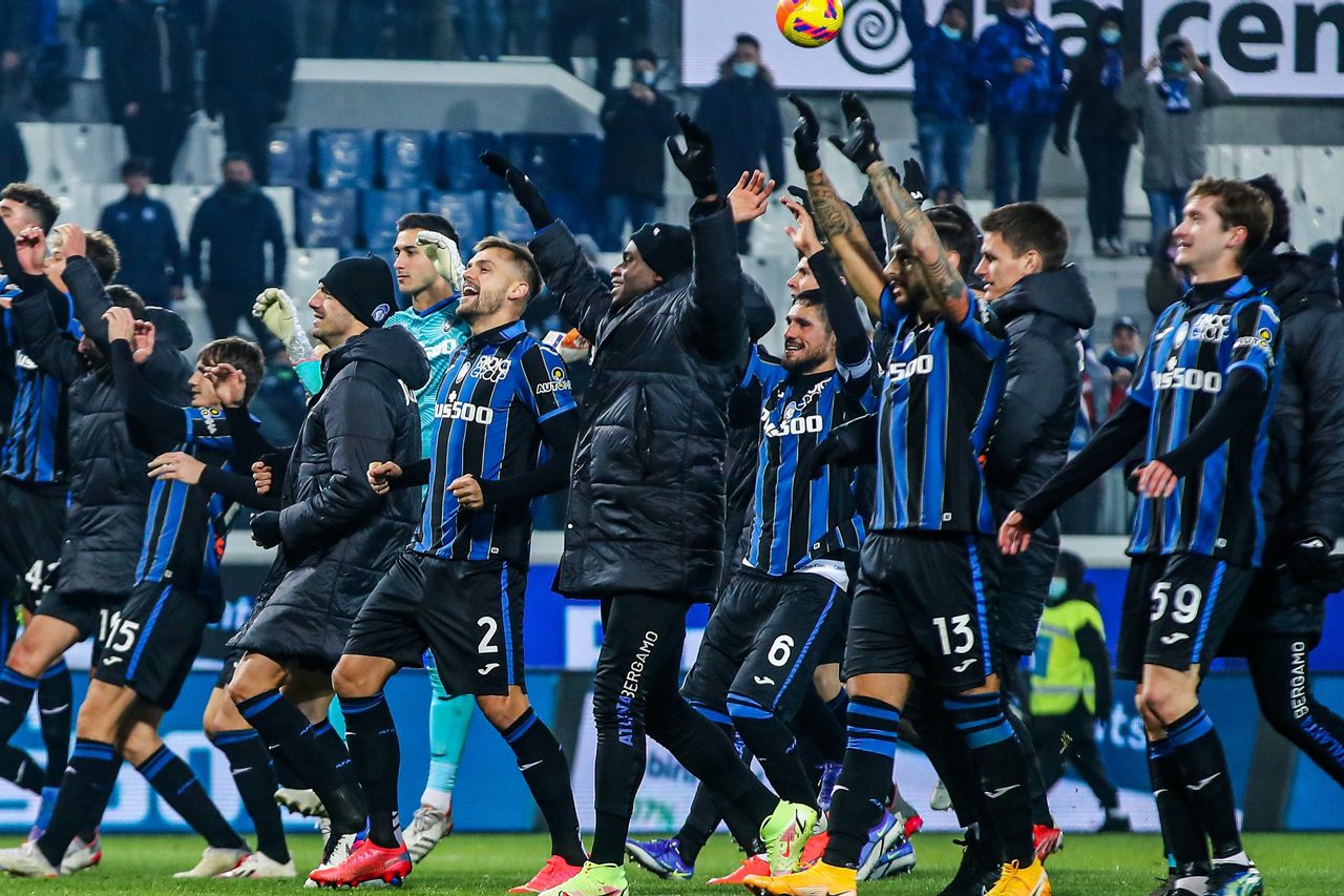 Skuad Atalanta merayakan kemenangan atas Venezia