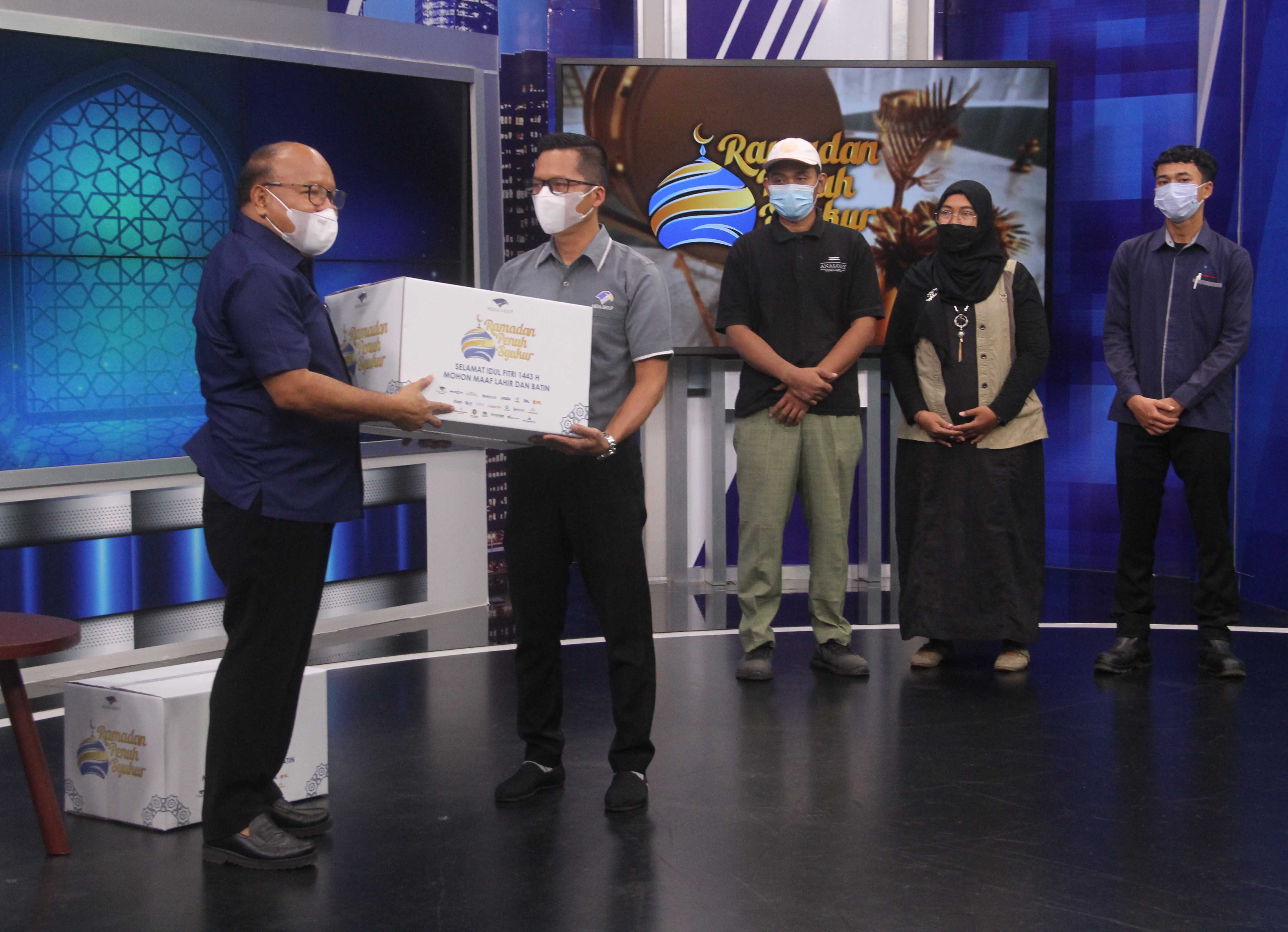 President Direktur Metro TV Don Bosco Selamun (kiri) memberikan secara simbolis bikinsan Ramadan kepada perwakilan karyawan Media Group.