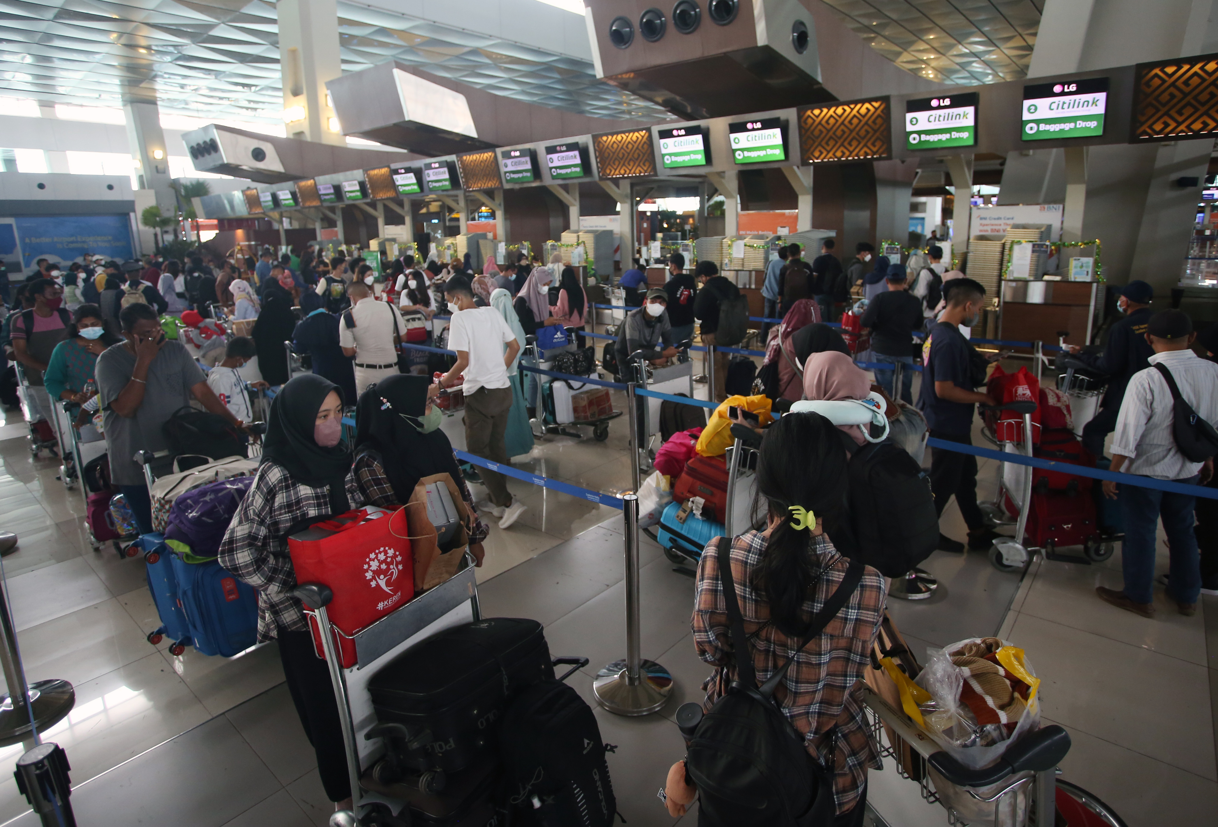 Ilustrasi pemudik memadati bandara.