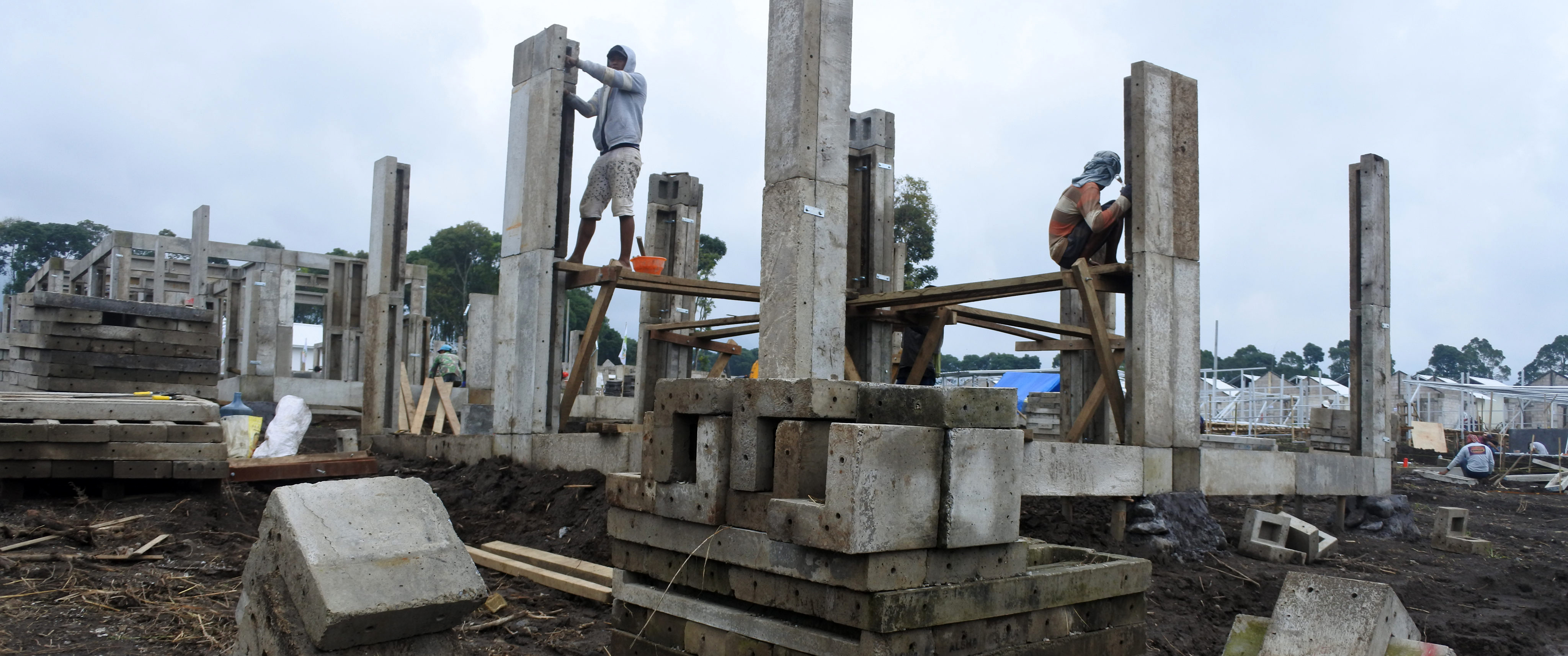 Pekerja menyelesaikan pembangunan hunian sementara (huntara) di Desa Sumbermujur, Kecamatan Candipuro, Lumajang, Jatim, Jumat (11/2/2022)