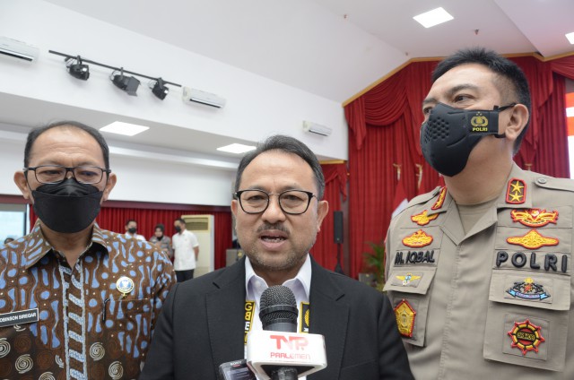 Wakil Ketua Komisi III DPR RI Pangeran Khairul Saleh saat kunjungan kerja reses Komisi III DPR RI rapat dengan Kapolda Riau dan BNNP Riau.