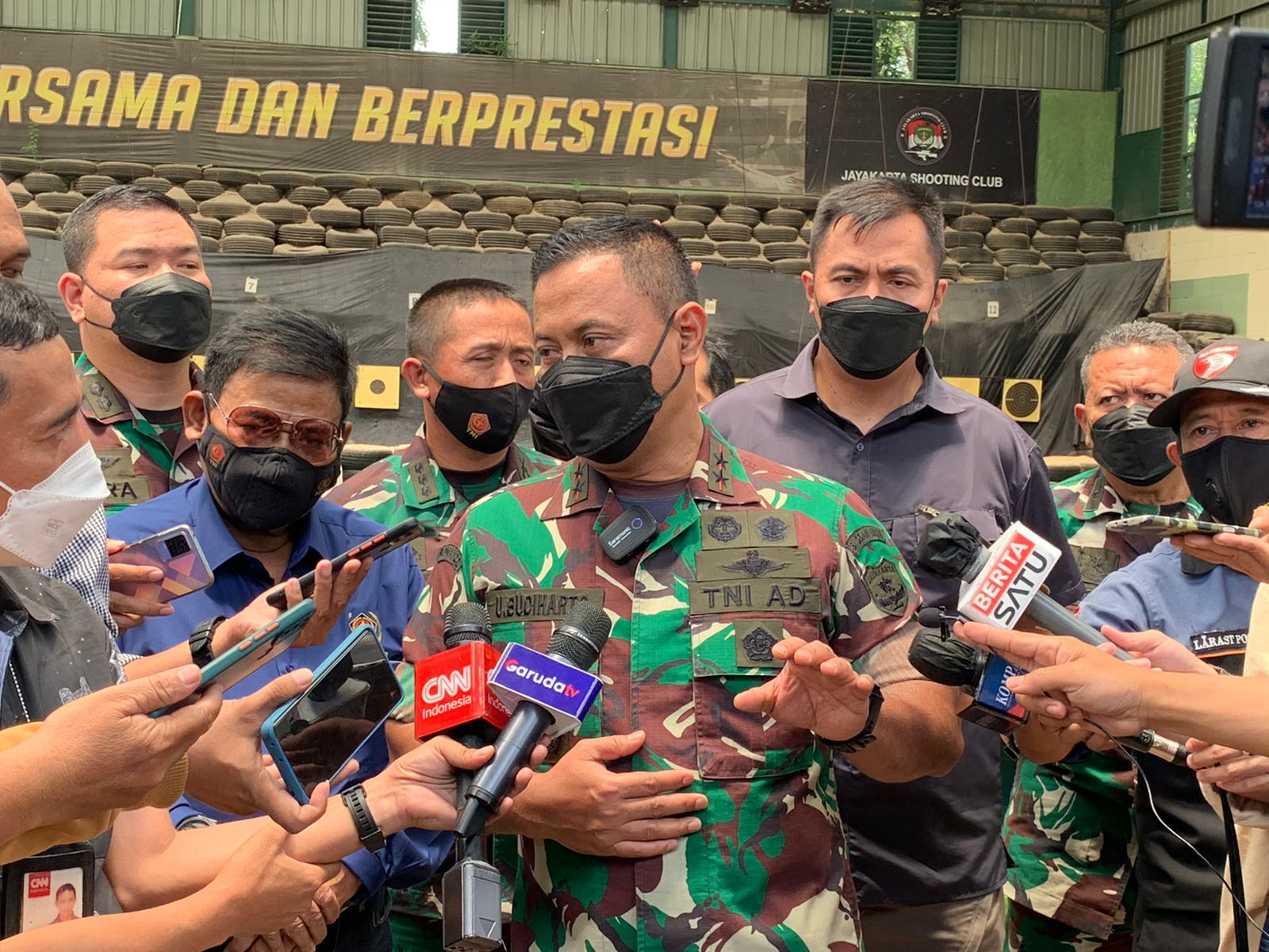 Pangdam Jaya Mayjen Untung Budiharto berbicara kepada jurnalis.