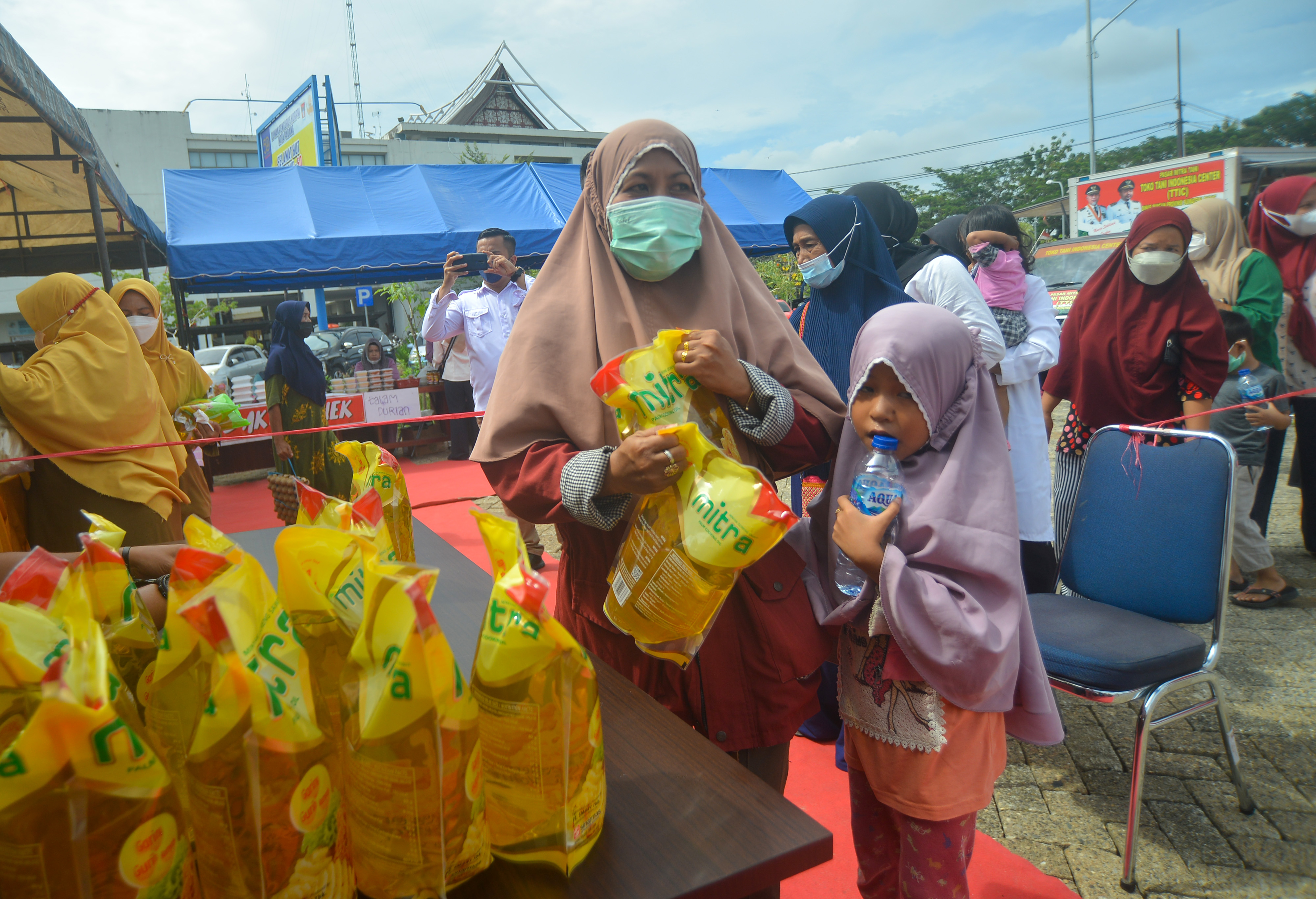 Bazaar minyak goreng murah di Balaikota Padang, Sumatra Barat