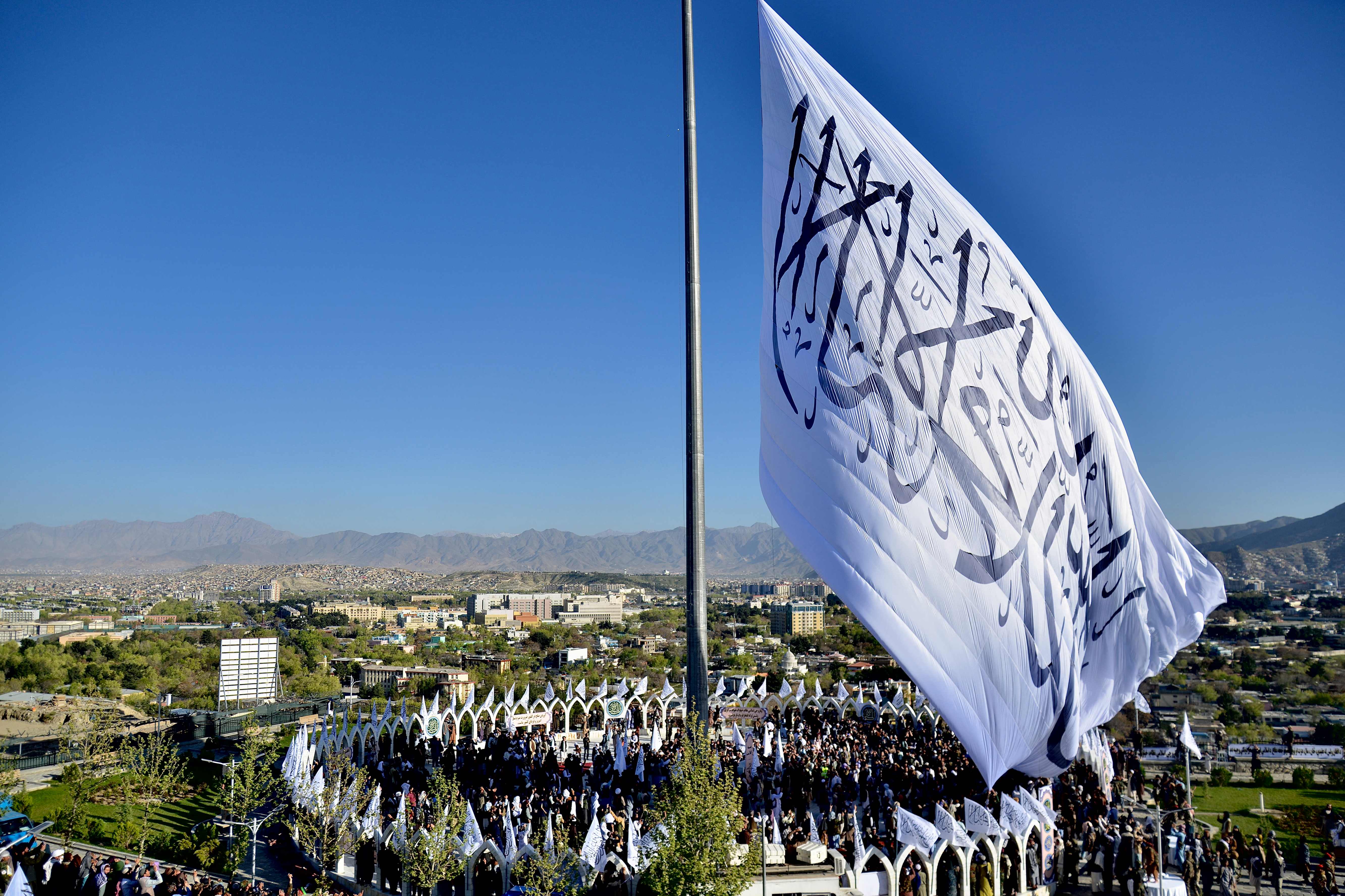 Pengibaran bendera Taliban raksasa di Bukti Wazir Akbar Khan, Kabul, Afghanistan.