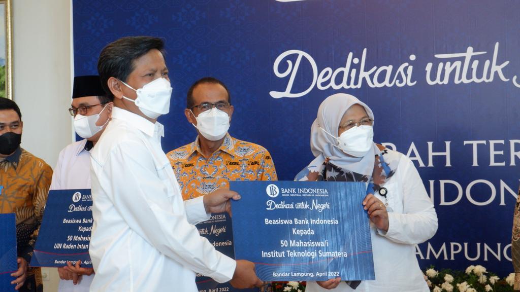 Pimpinan Bank Indonesia perwakilan Lampung menyerahkan beasiswa